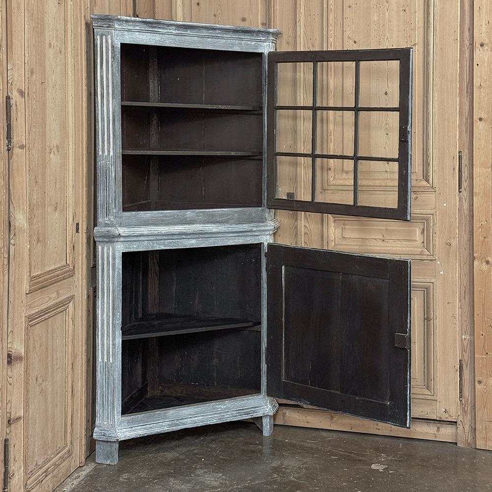 18th Century Swedish Neoclassical Painted Corner Vitrine ~ Curio Cabinet For Sale 6