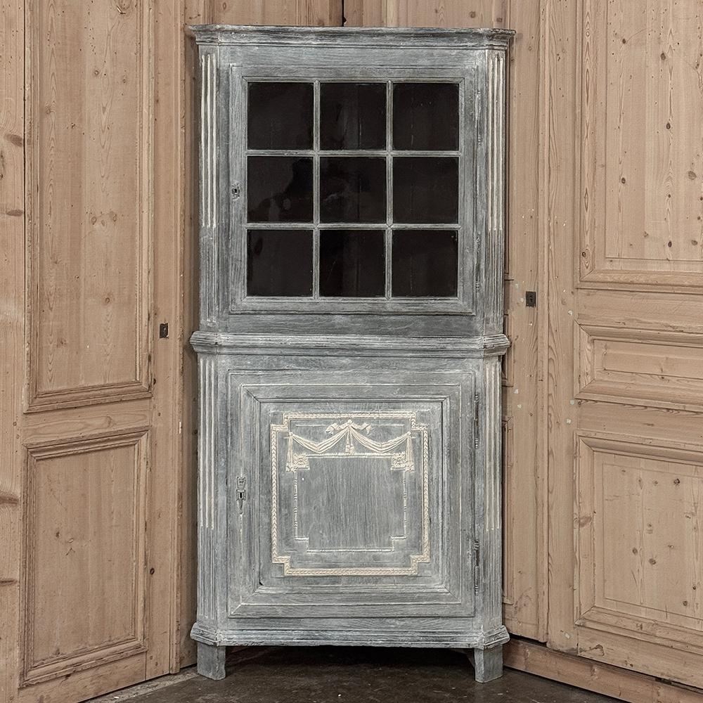 Hand-Carved 18th Century Swedish Neoclassical Painted Corner Vitrine ~ Curio Cabinet For Sale