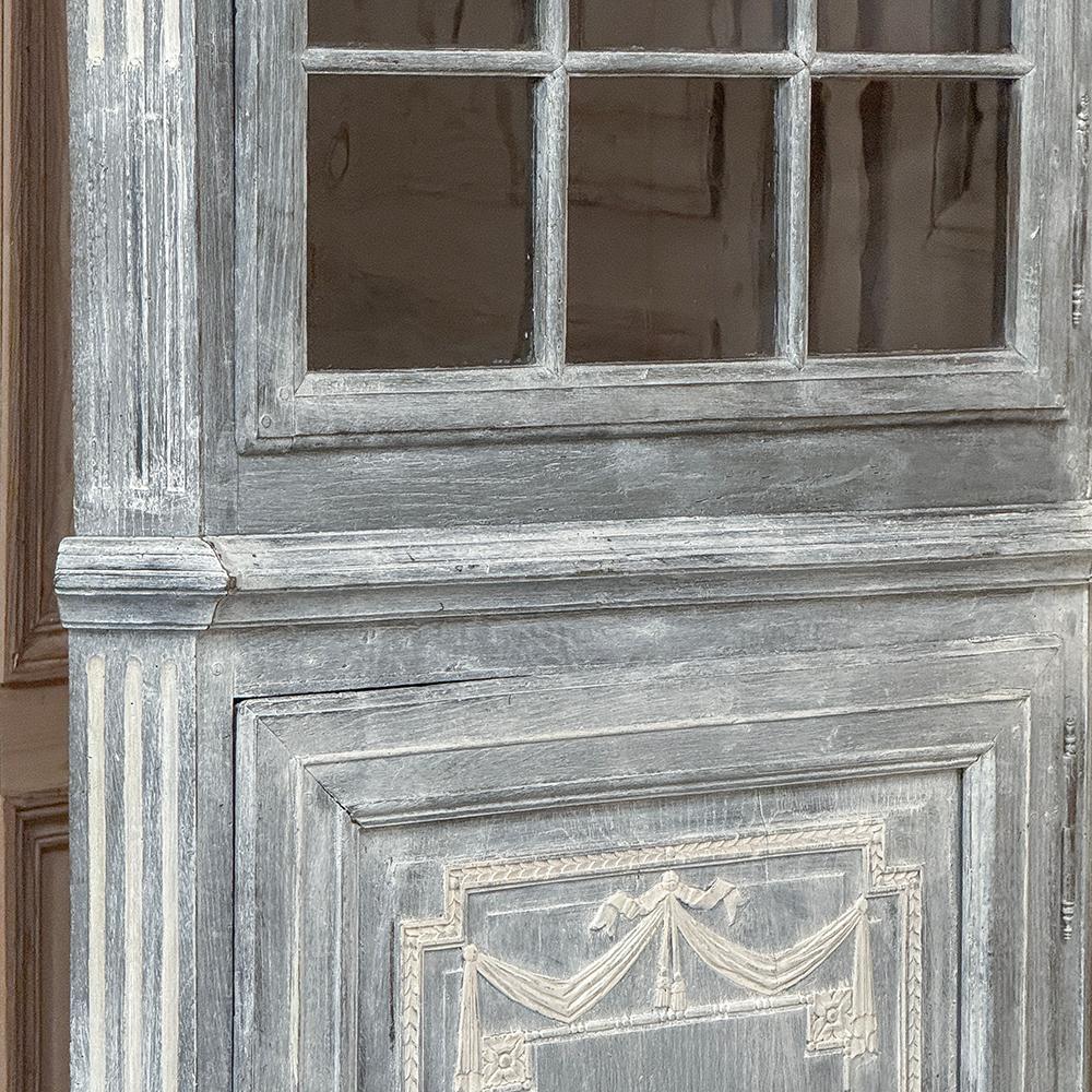 Glass 18th Century Swedish Neoclassical Painted Corner Vitrine ~ Curio Cabinet For Sale