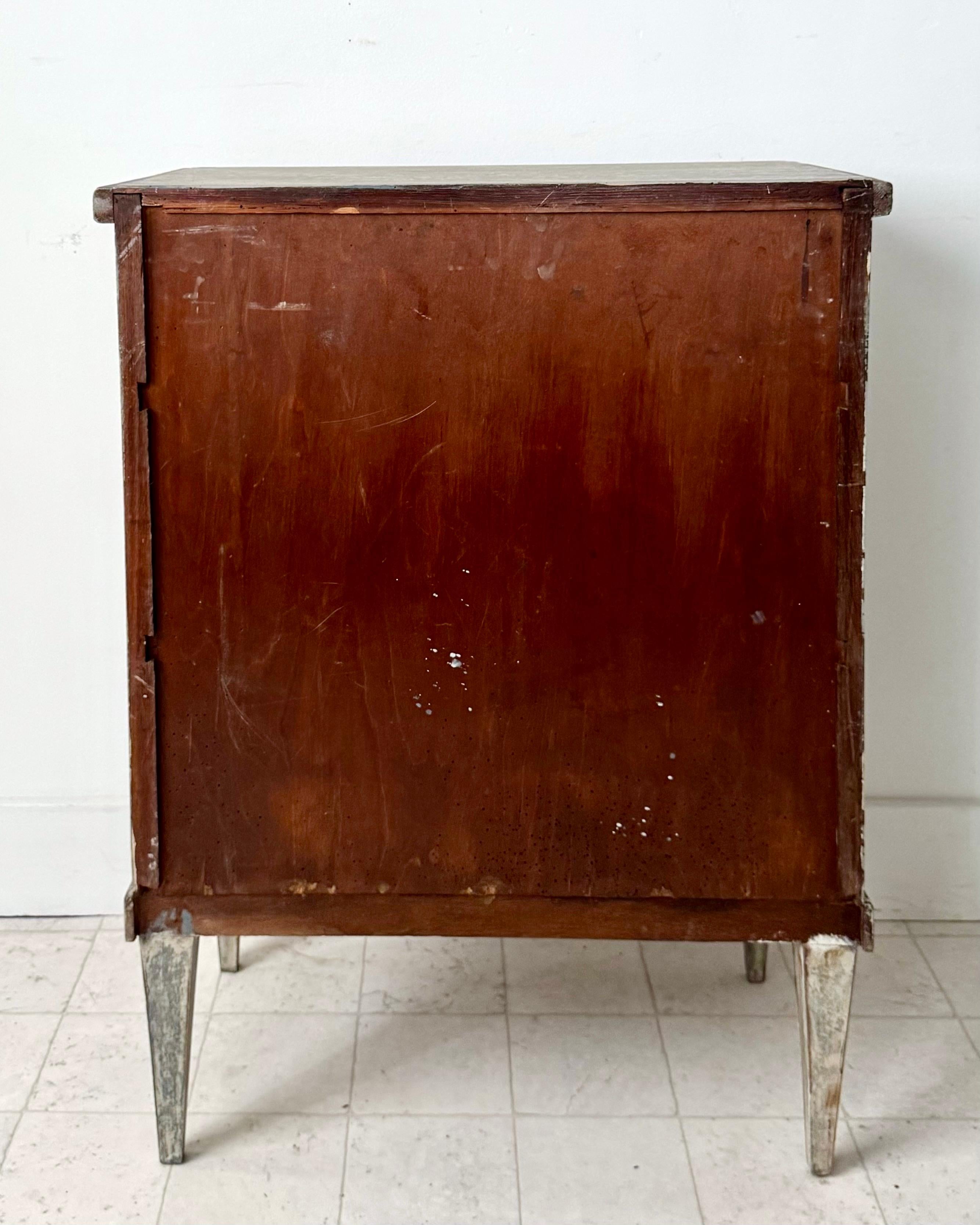 Cómoda pintada de época neoclásica sueca del siglo XVIII en venta 7