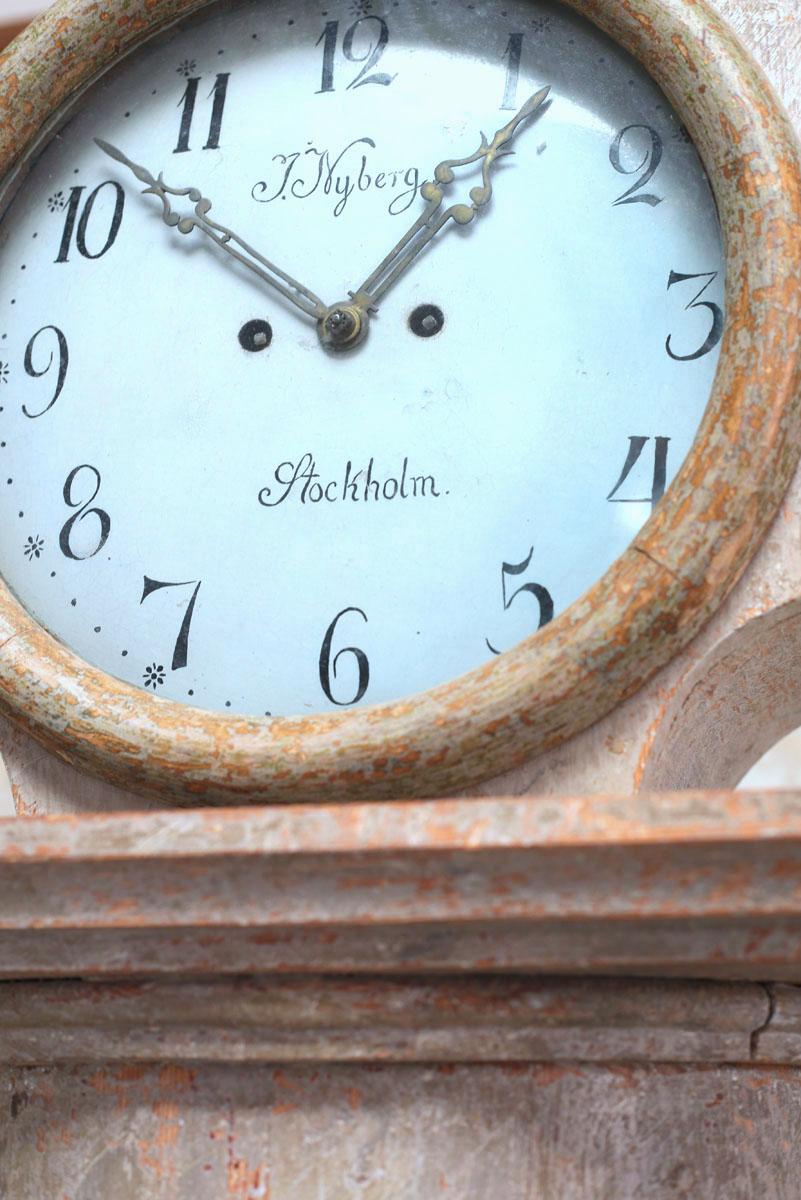 18th Century Swedish Neoclassical Working Long Case Clock in Original Paint In Good Condition In Wichita, KS