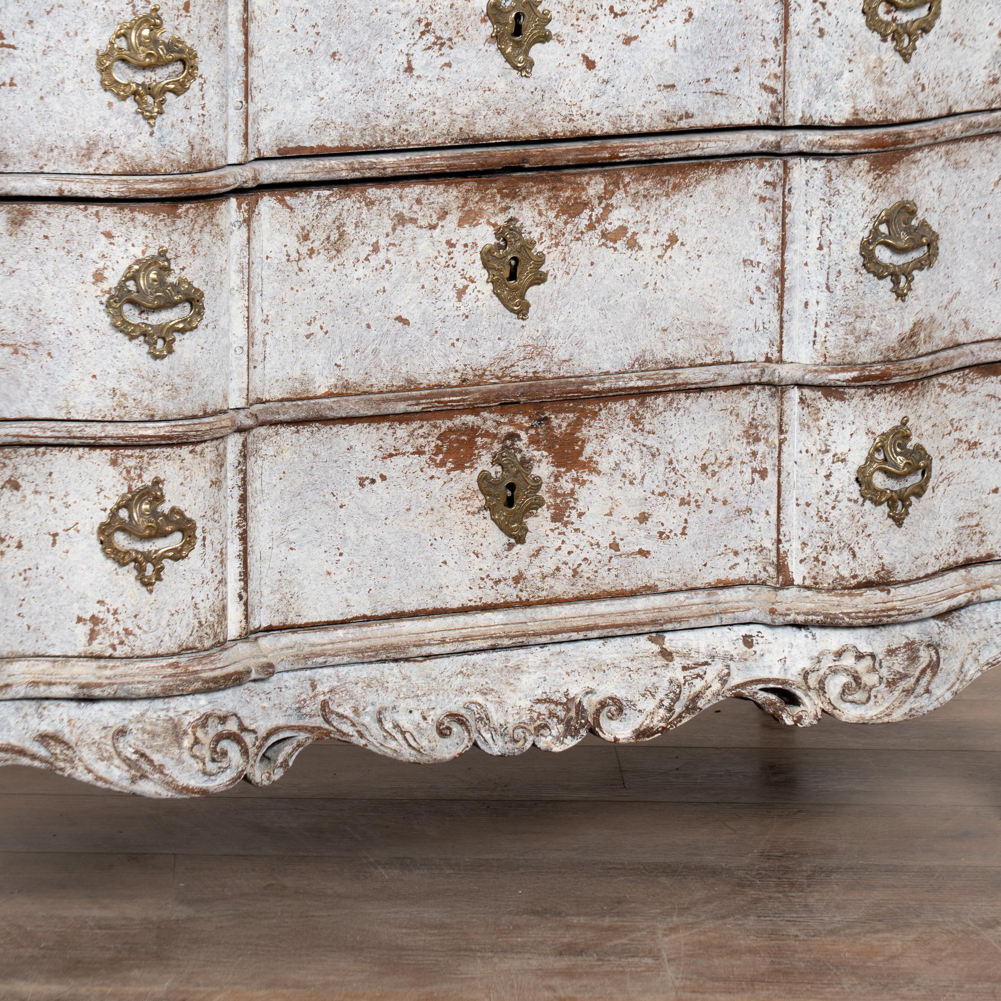 18th Century Swedish Oak Large White Chest of Four Drawers For Sale 8