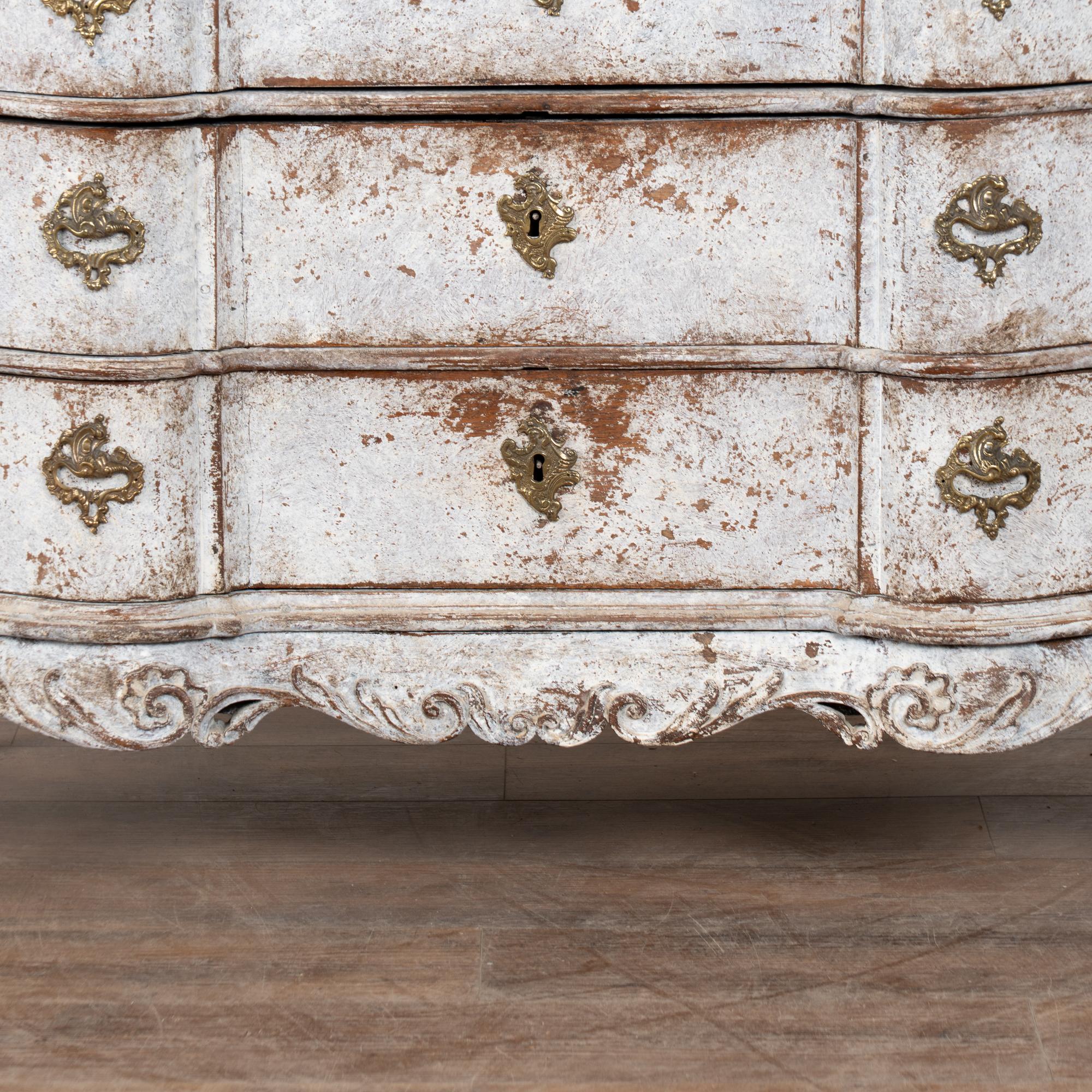 18th Century Swedish Oak Large White Chest of Four Drawers For Sale 9