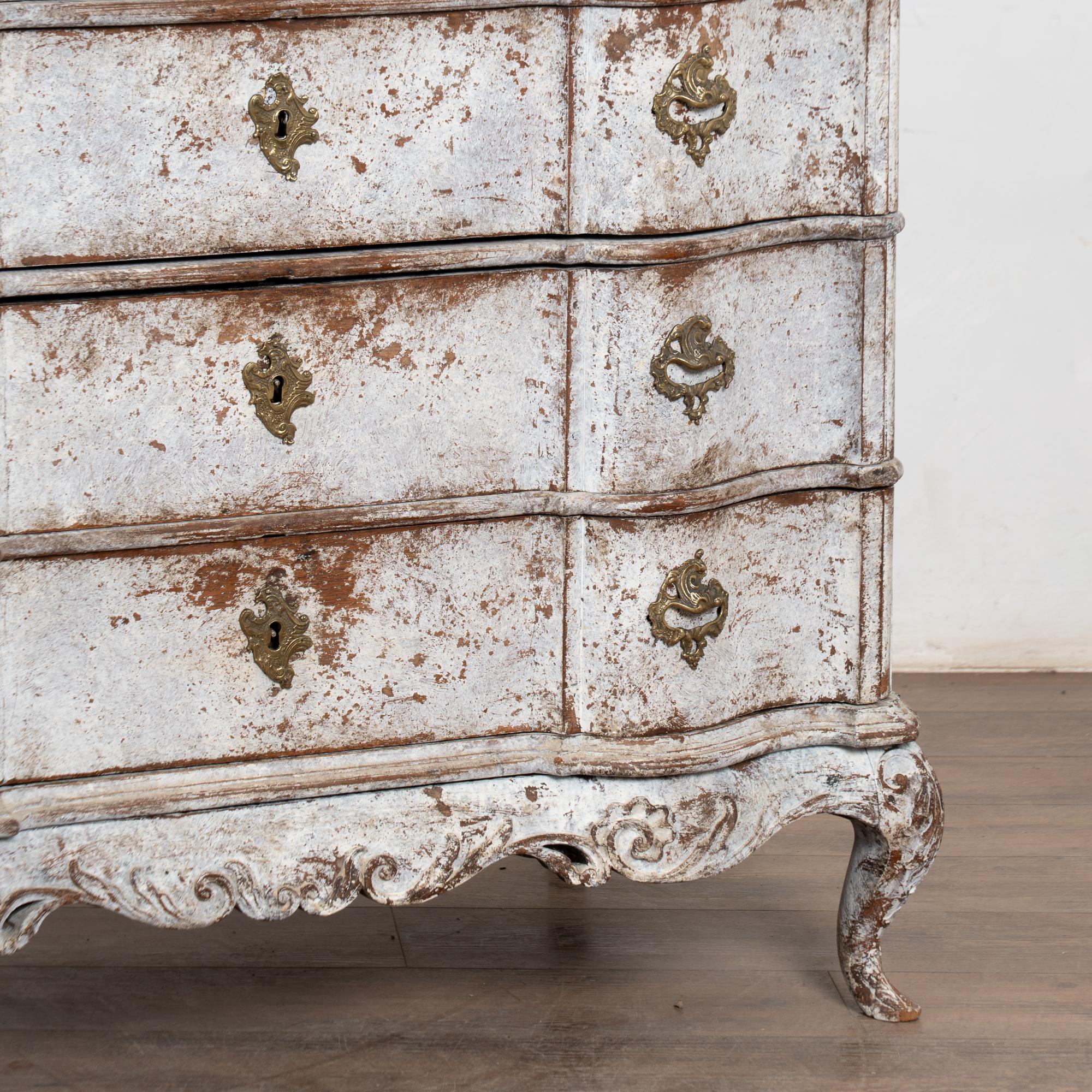 18th Century Swedish Oak Large White Chest of Four Drawers For Sale 10