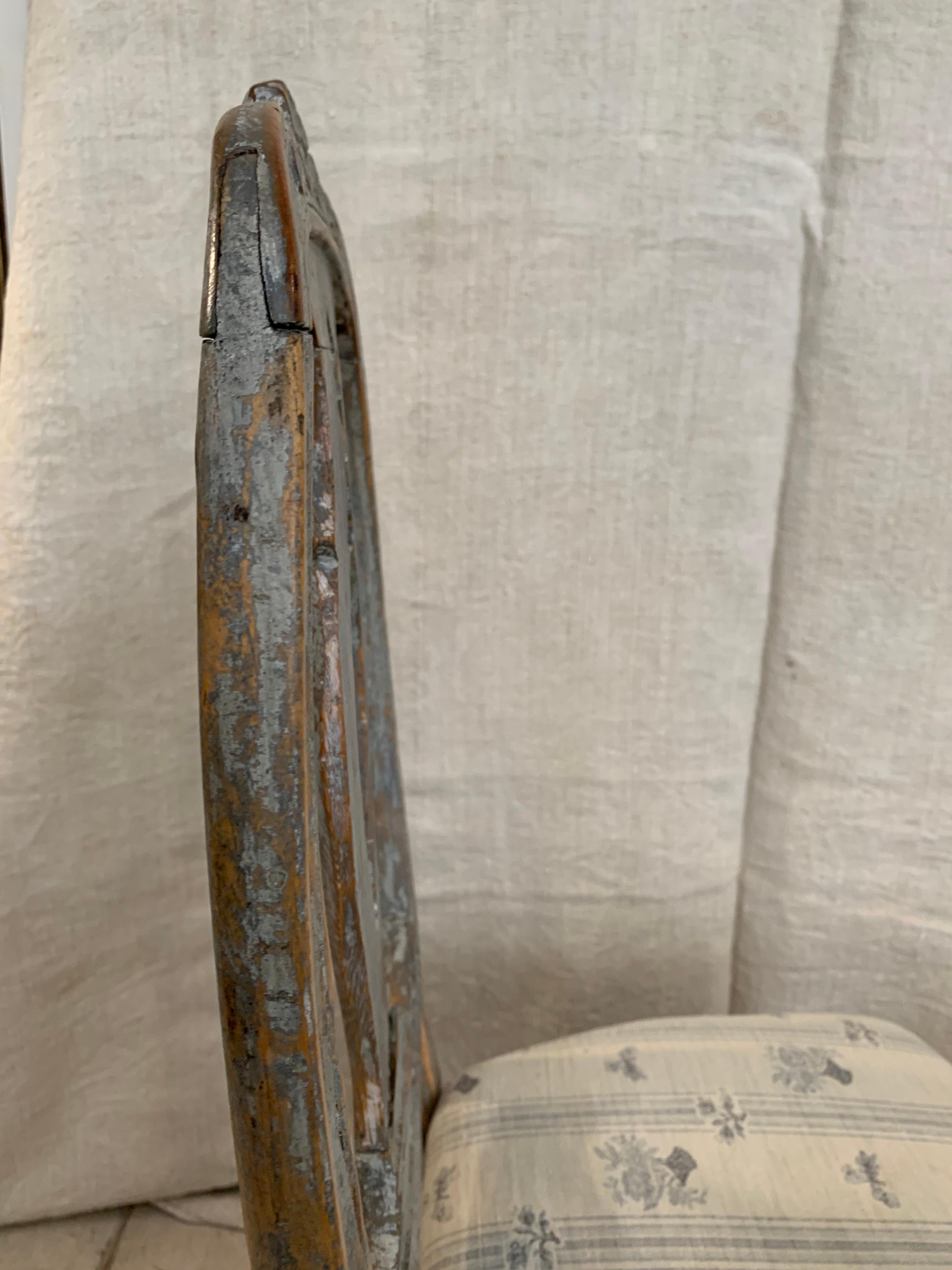 18th century Swedish original painted pair of Gustavian chairs For Sale 4