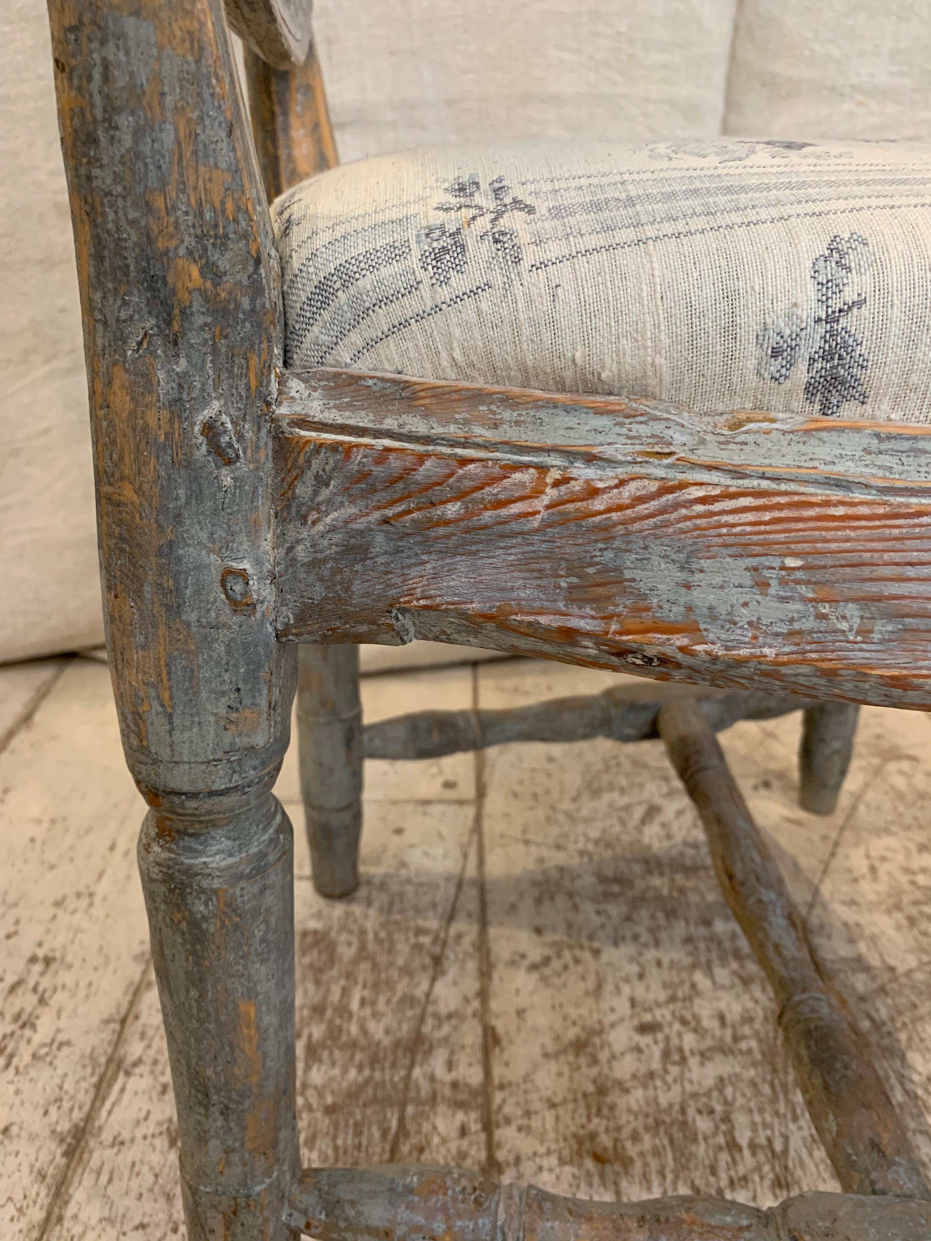 18th century Swedish original painted pair of Gustavian chairs For Sale 5