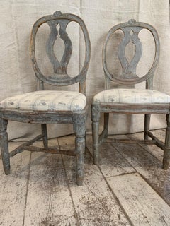 Pareja de sillas gustavianas pintadas originales suecas del siglo XVIII