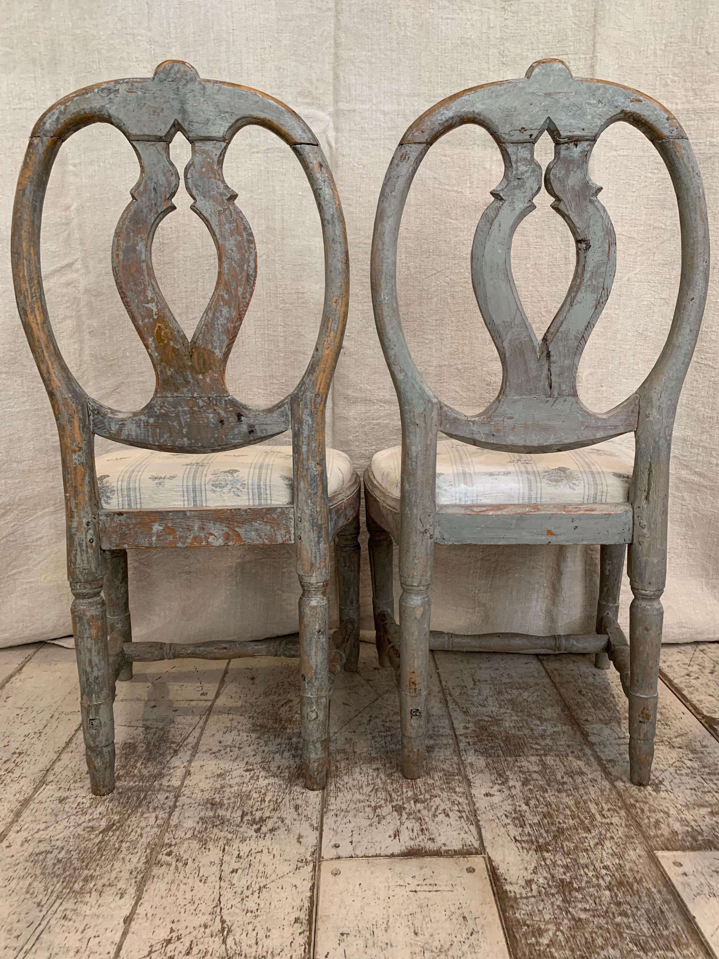 18th century Swedish original painted pair of Gustavian chairs In Good Condition For Sale In London, GB