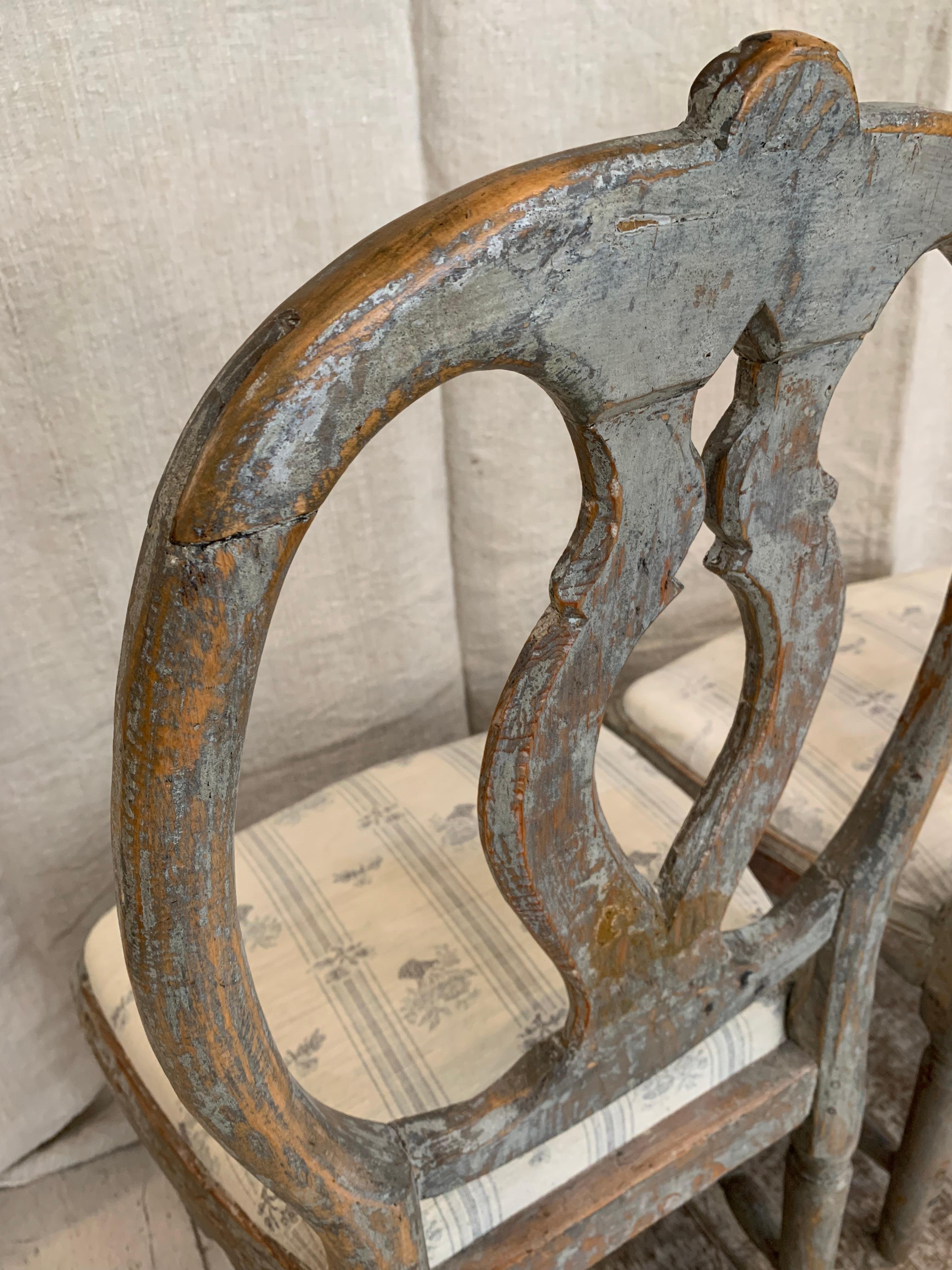 Pine 18th century Swedish original painted pair of Gustavian chairs For Sale