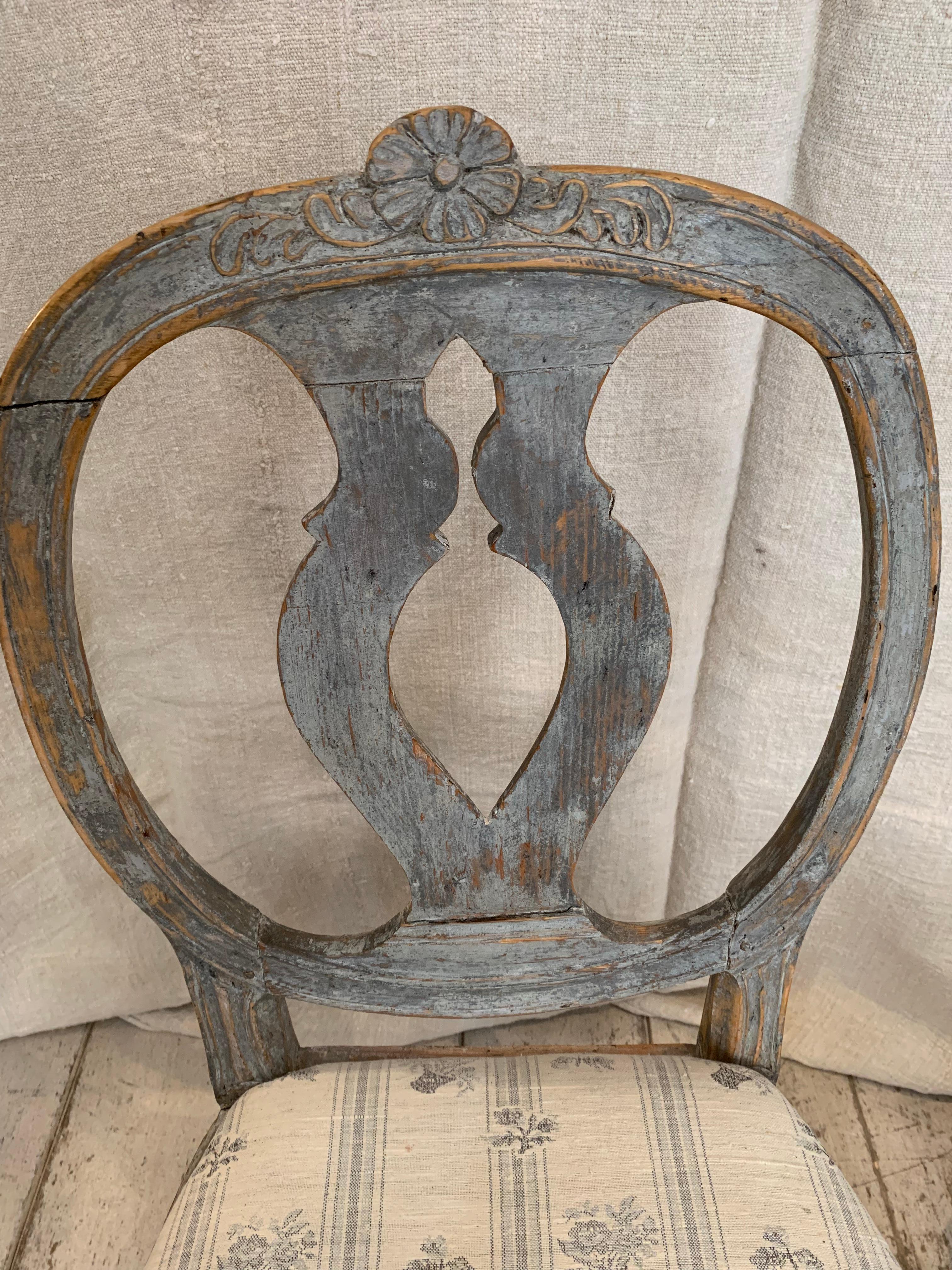 18th century Swedish original painted pair of Gustavian chairs For Sale 1