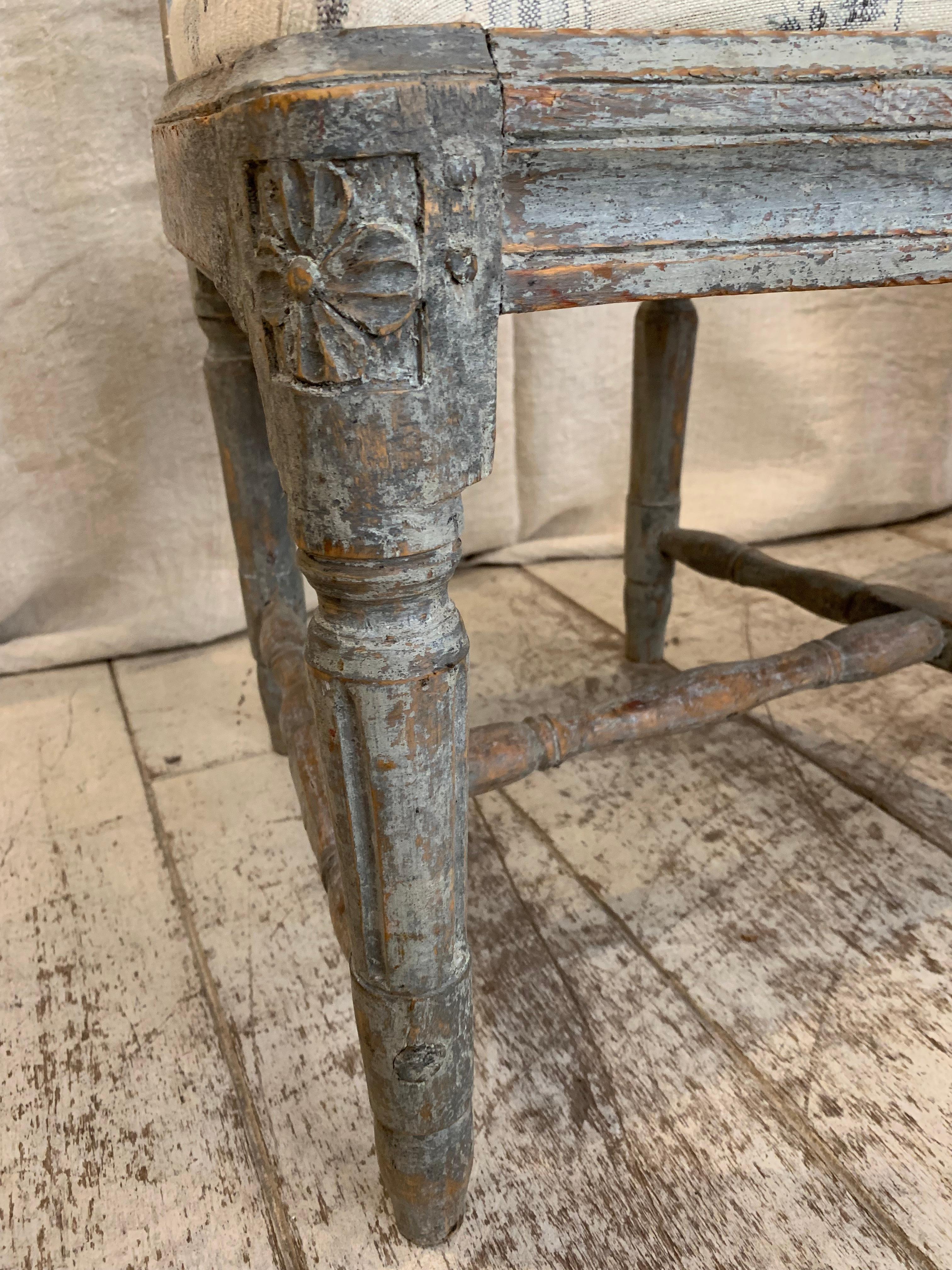 18th century Swedish original painted pair of Gustavian chairs For Sale 2