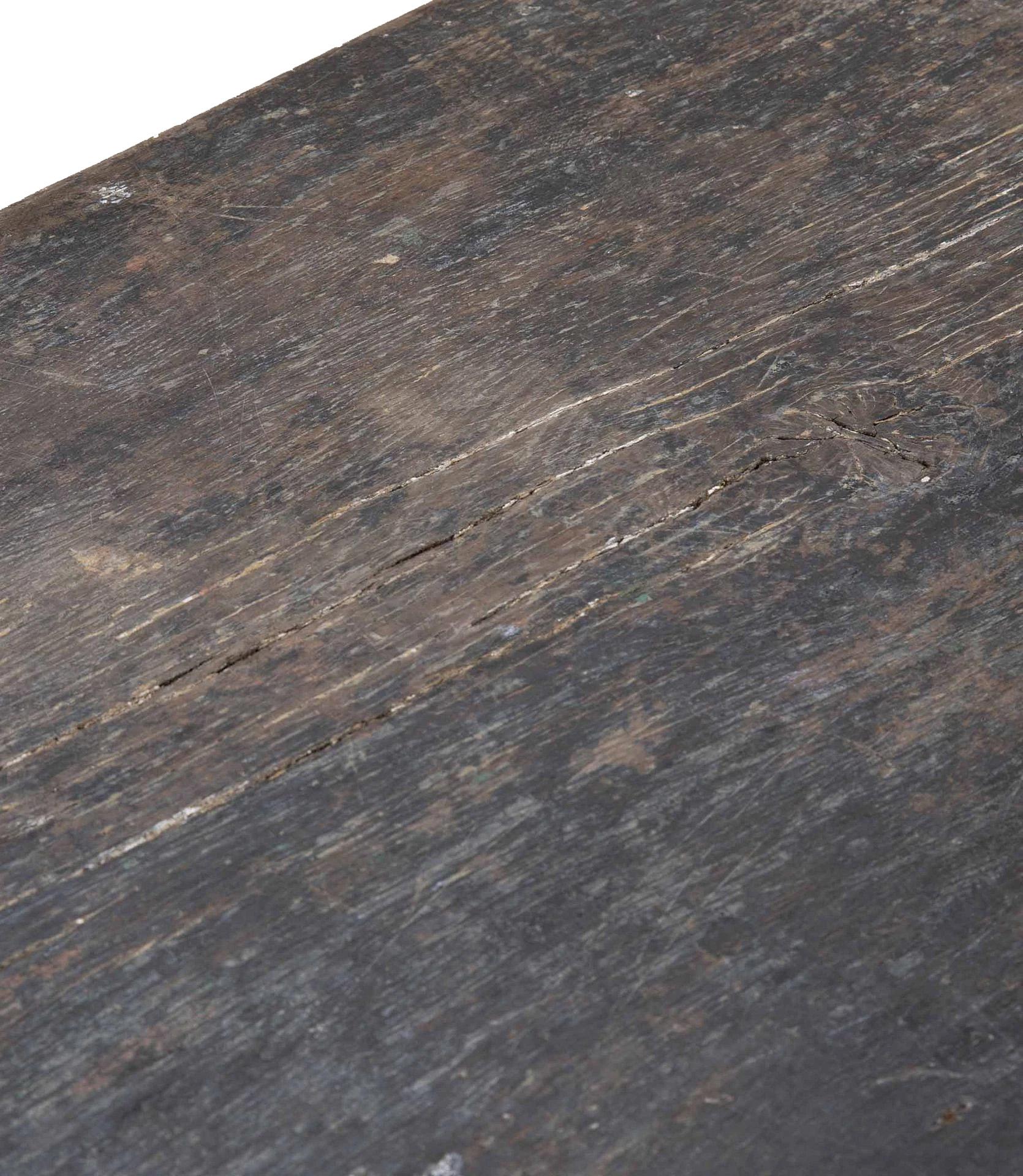 Magnífica mesa de juego rococó sueca de época, con la pintura original raspada. 
Backgammon debajo de la parte superior suelta, saca bandejas para velas en los laterales.
Alrededor de 1760.
