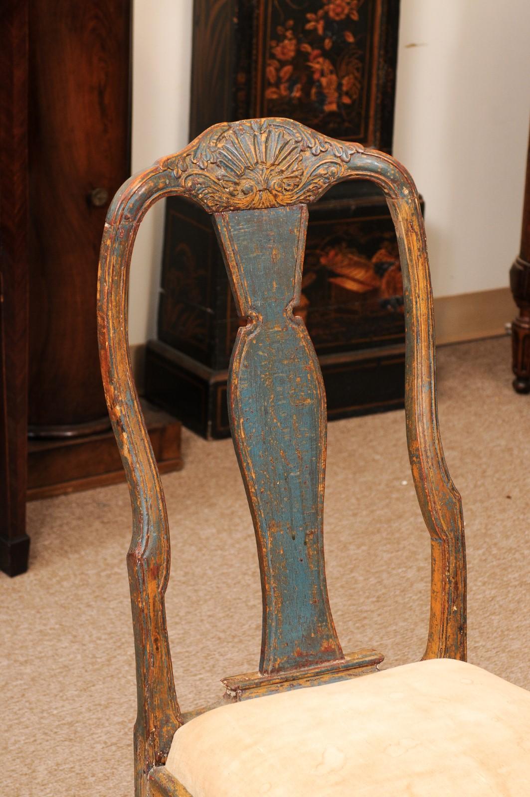 Schwedischer blau lackierter Beistellstuhl aus dem 18. Jahrhundert mit Muschelschnitzereien und Sitzensitz (18. Jahrhundert und früher) im Angebot