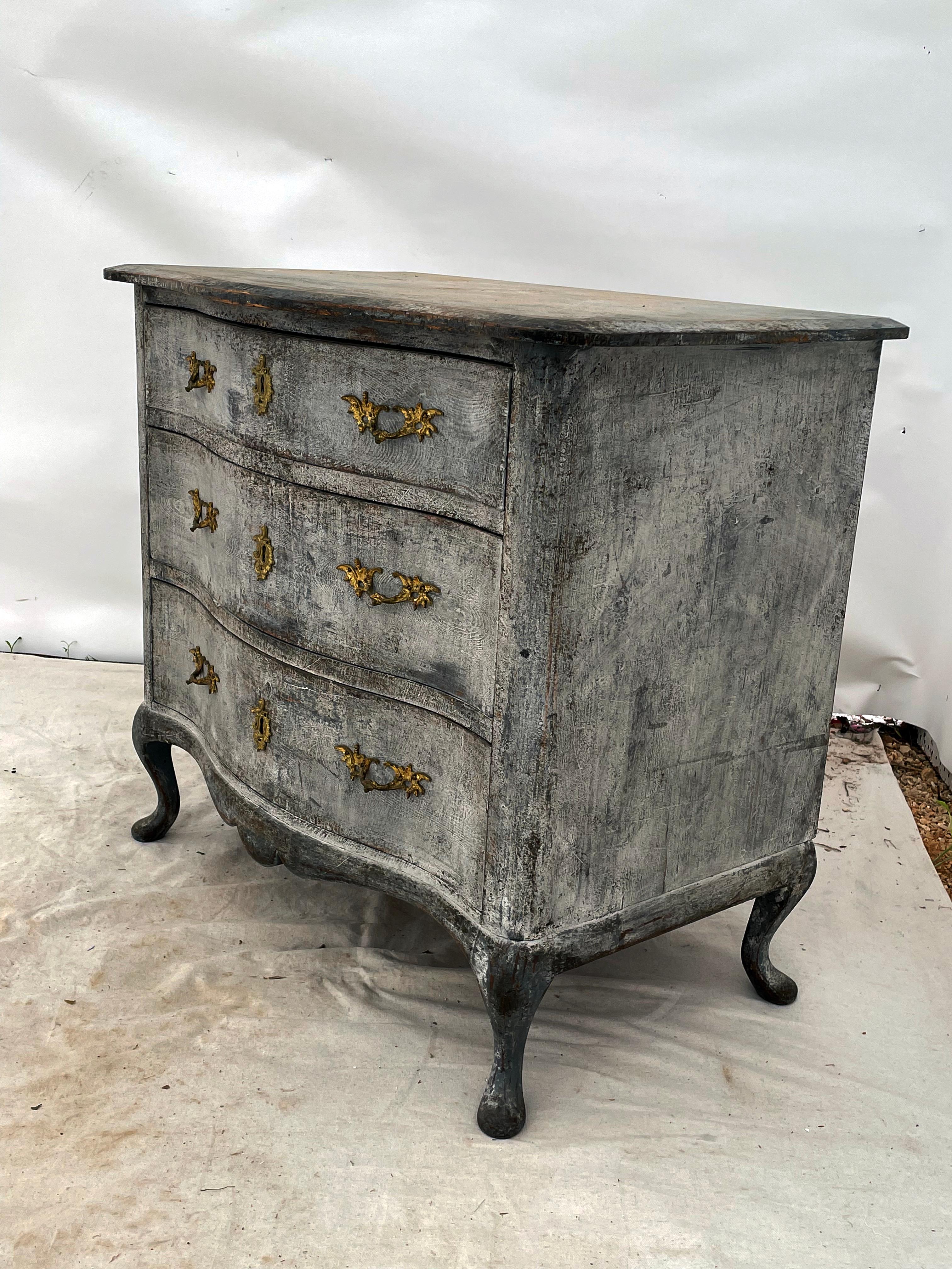 A beautiful late 18th century Swedish commode from the Rococo period with original brass hardware and locks. This commode has a serpentine front, shaped top and apron to the front and sides, and is raised on cabriole legs. The Swedes refined the