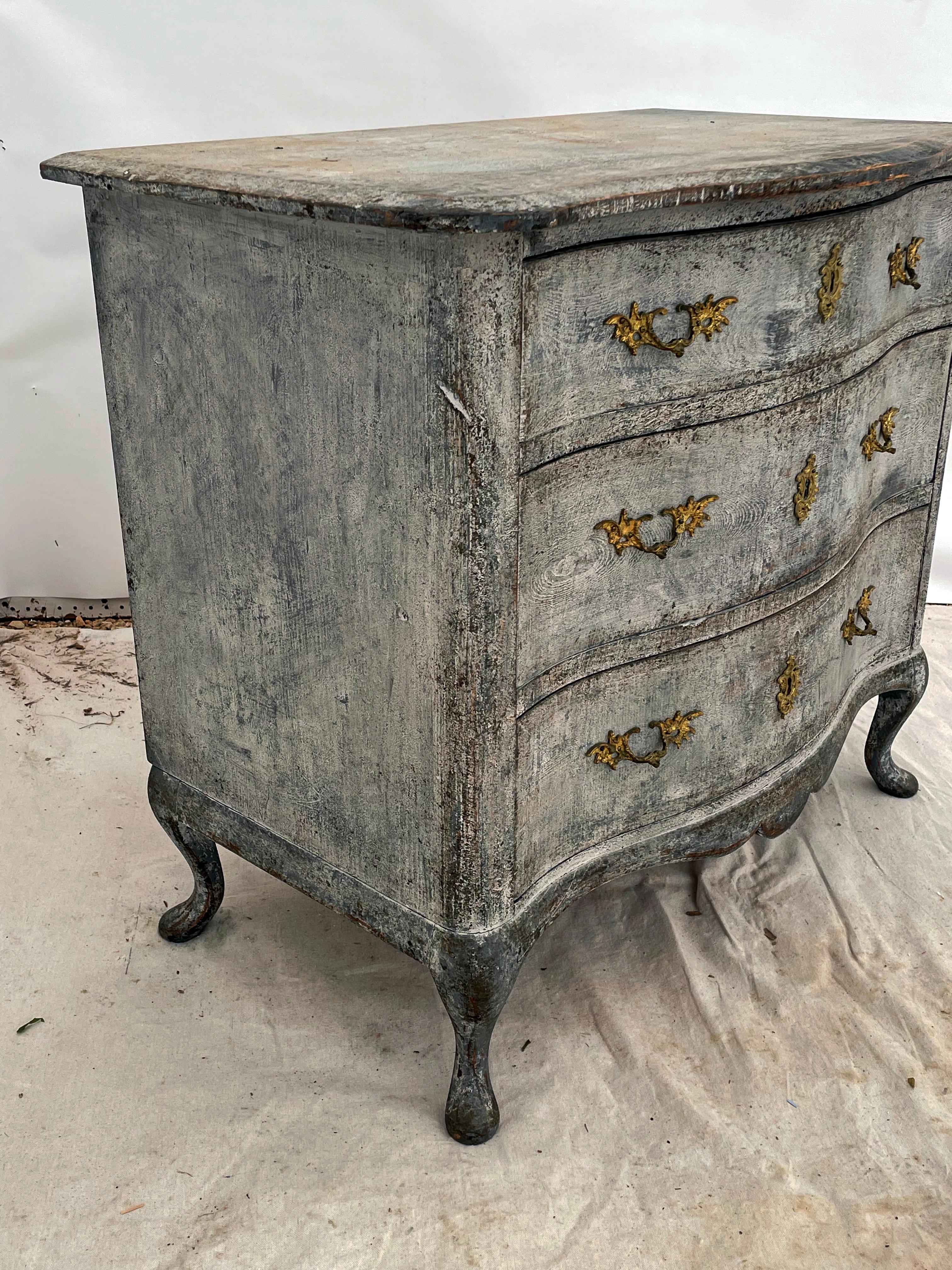 Hand-Crafted 18th Century Swedish Painted Rococo Commode For Sale