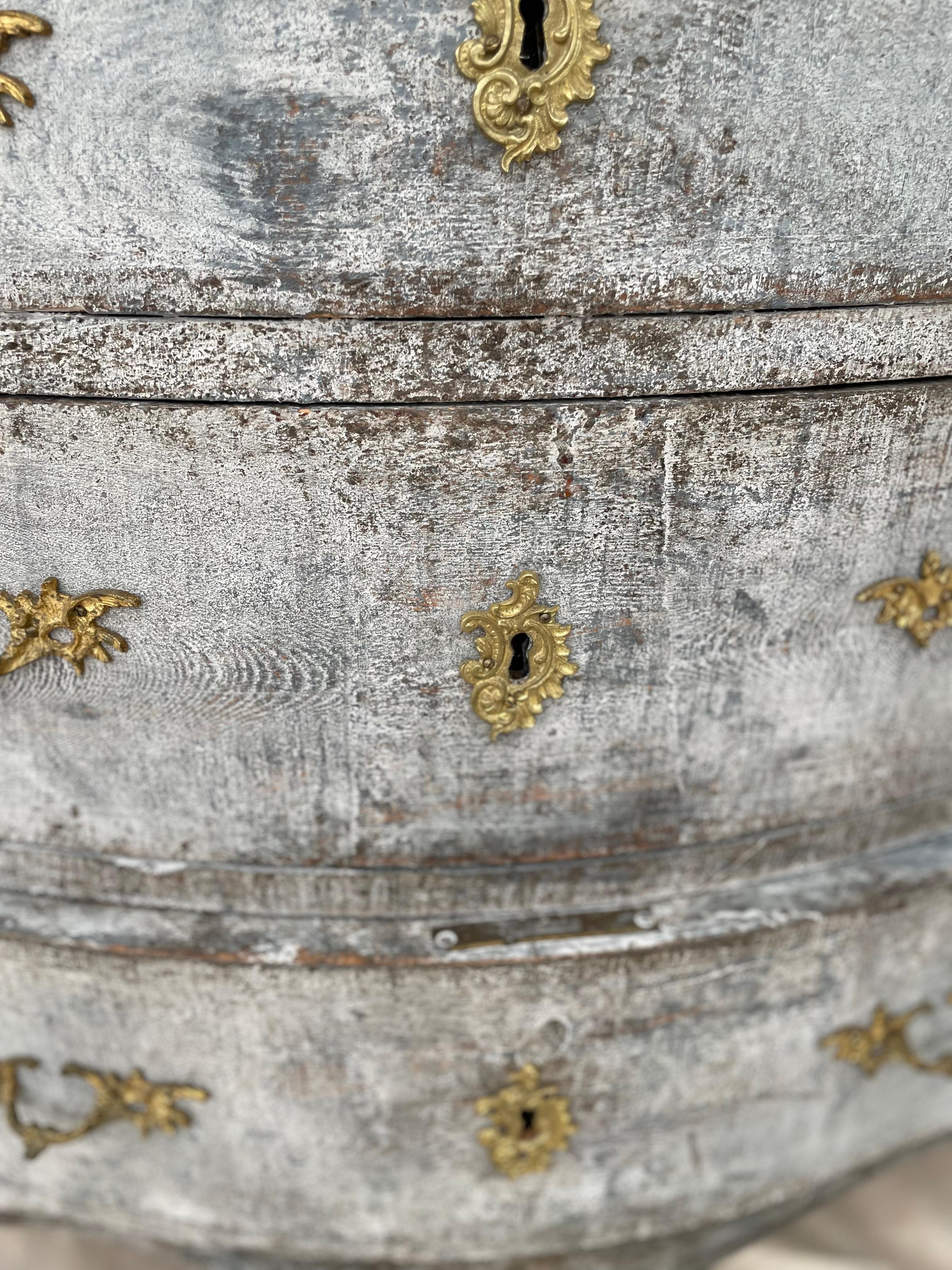 Commode rococo peinte suédoise du 18e siècle Bon état - En vente à San Angelo, TX