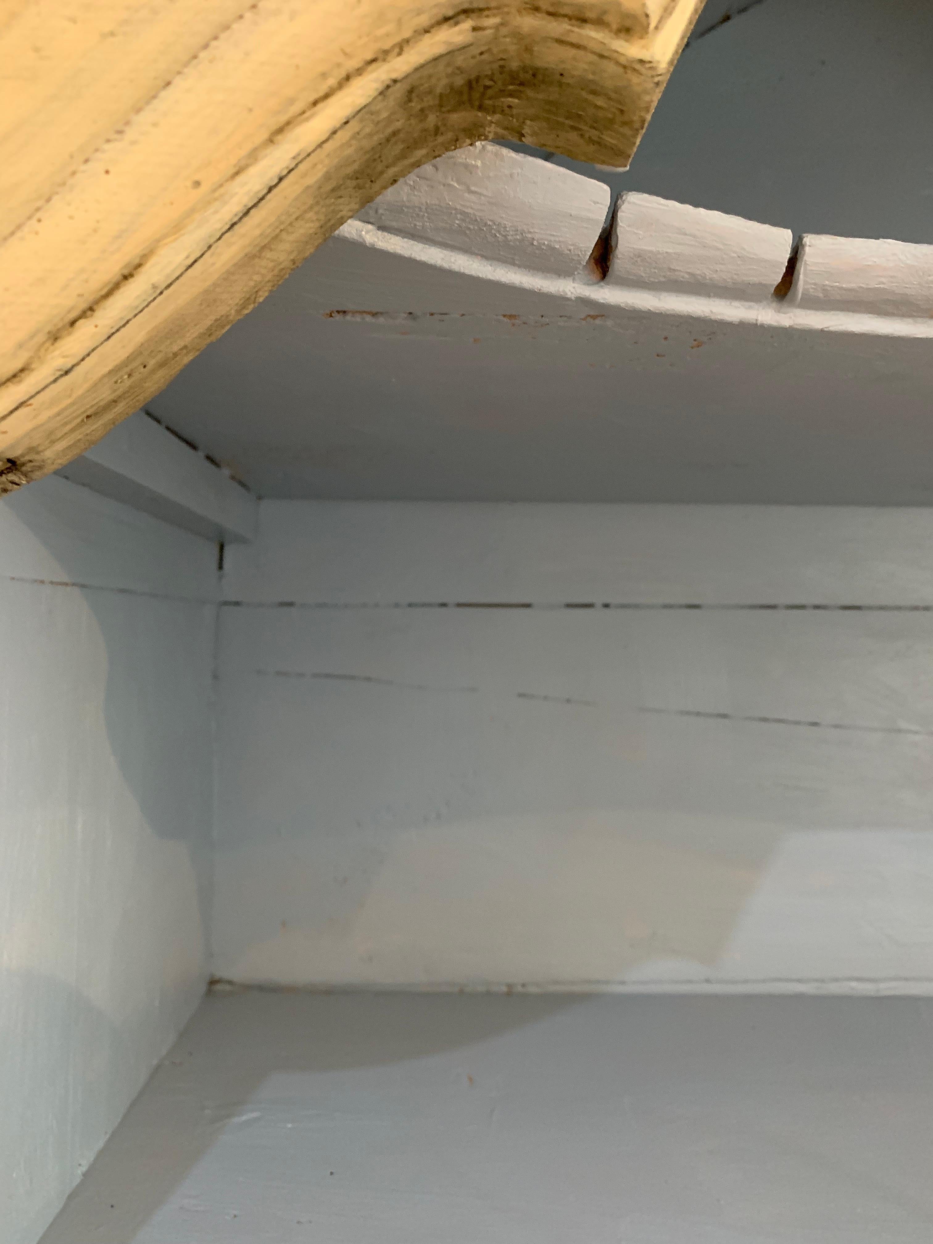 Vitrina rococó sueca pintada del siglo XVIII en venta 2