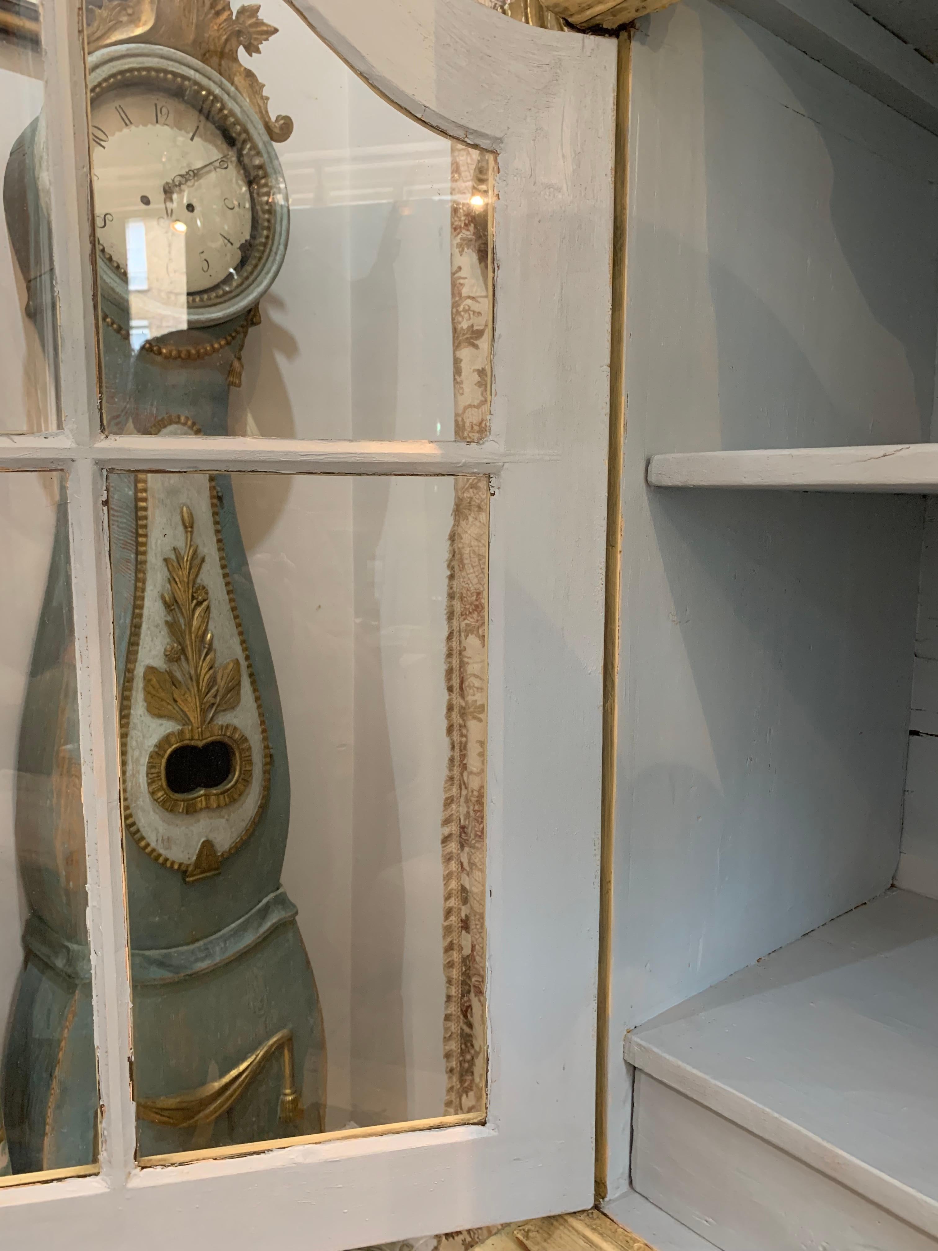 Vitrina rococó sueca pintada del siglo XVIII en venta 3