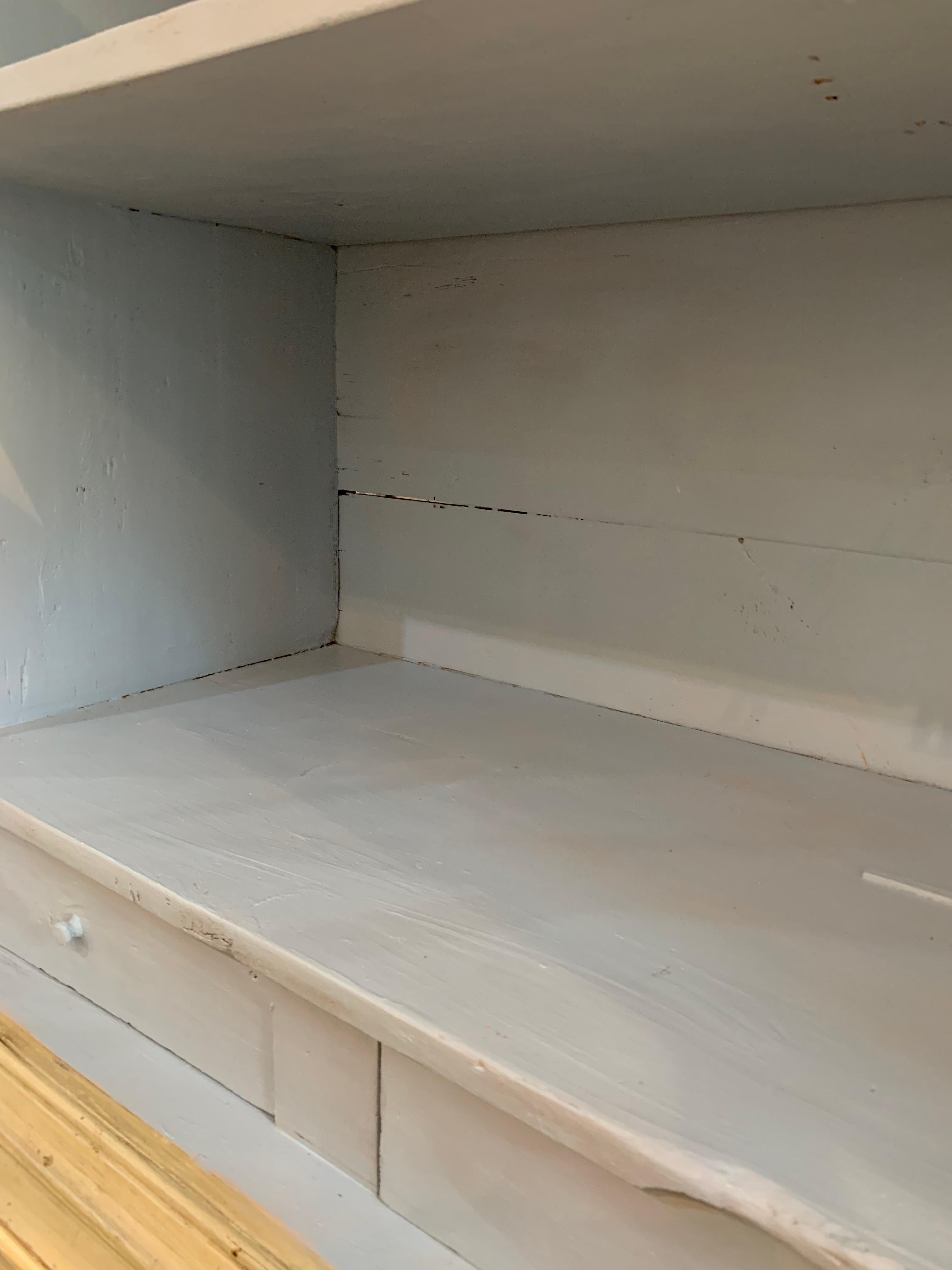 Vitrina rococó sueca pintada del siglo XVIII en venta 4