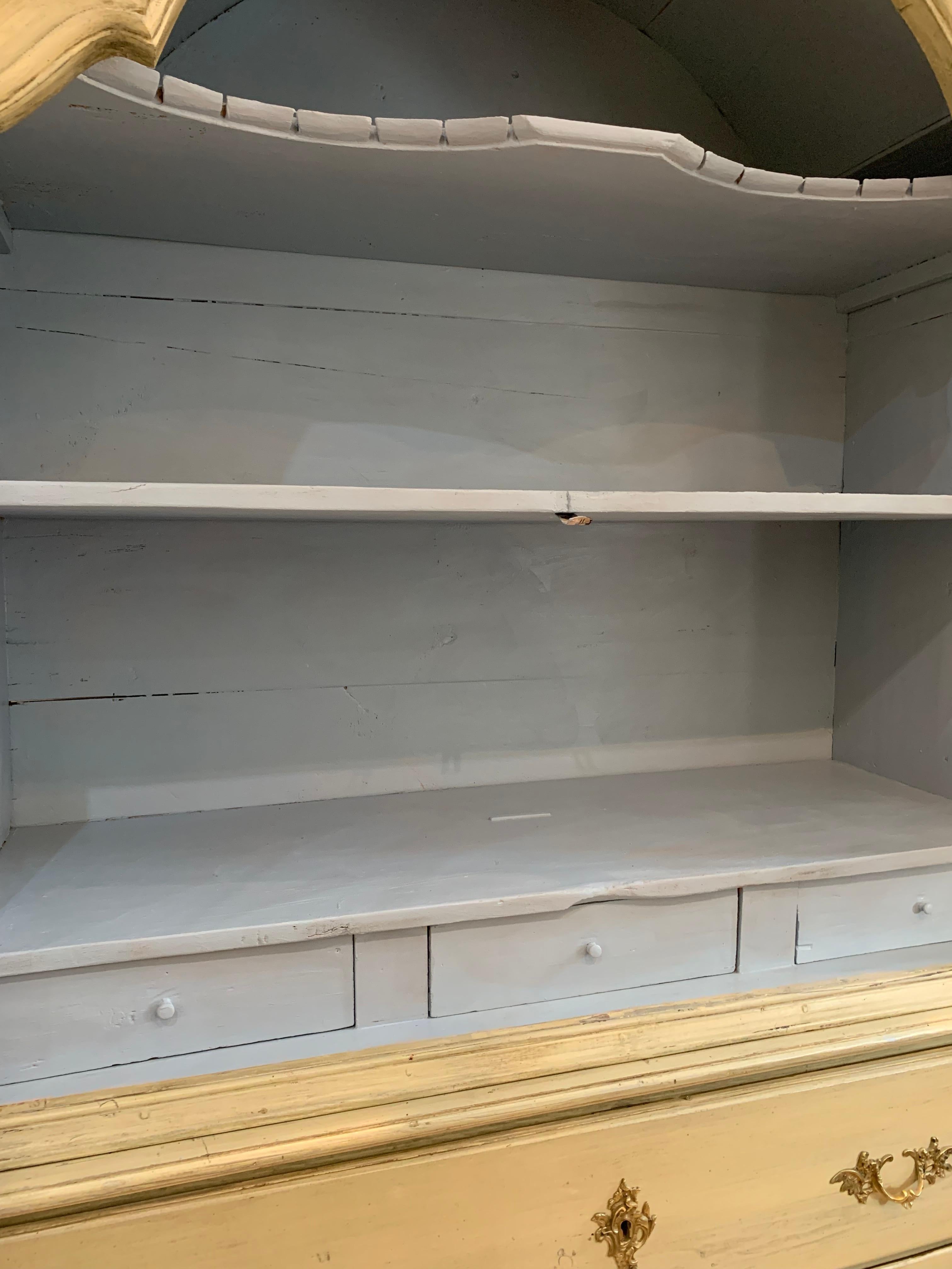 Vitrina rococó sueca pintada del siglo XVIII en venta 6