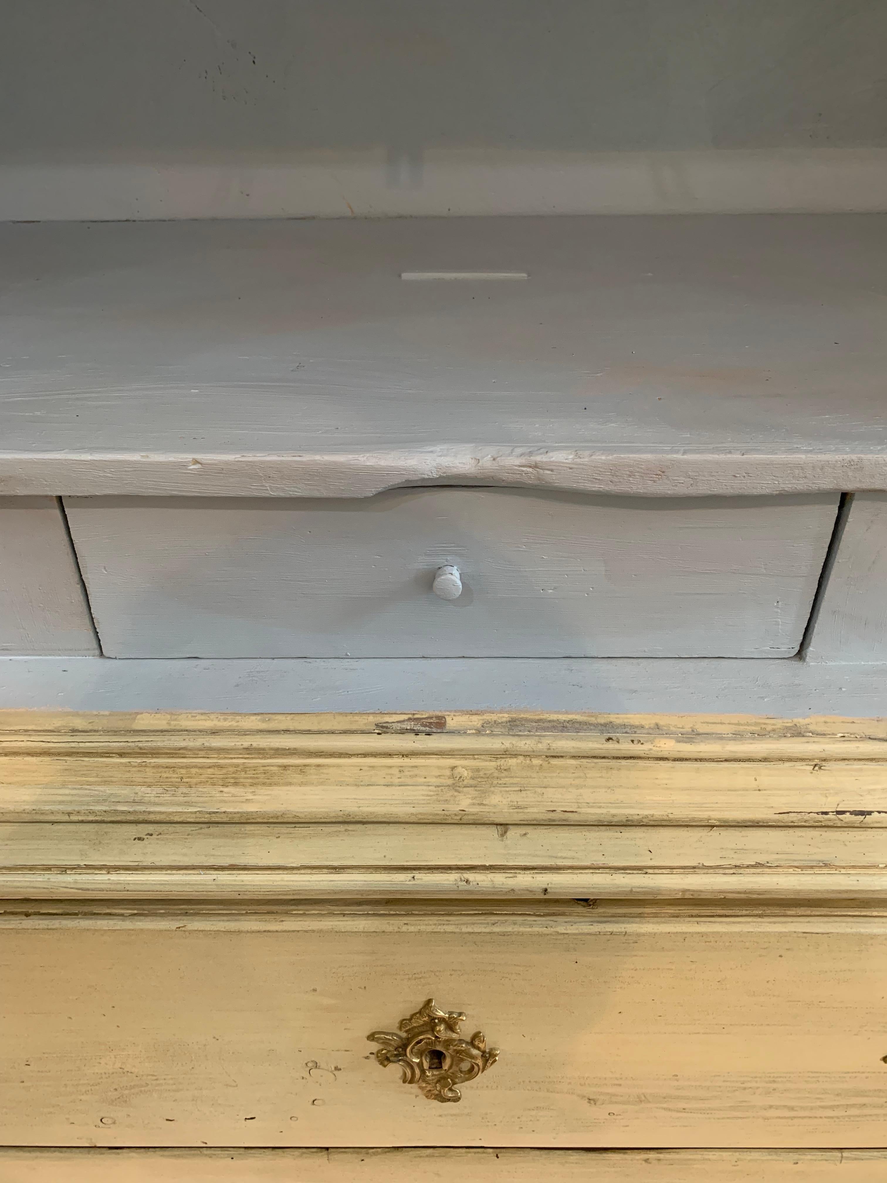 Vitrina rococó sueca pintada del siglo XVIII en venta 5