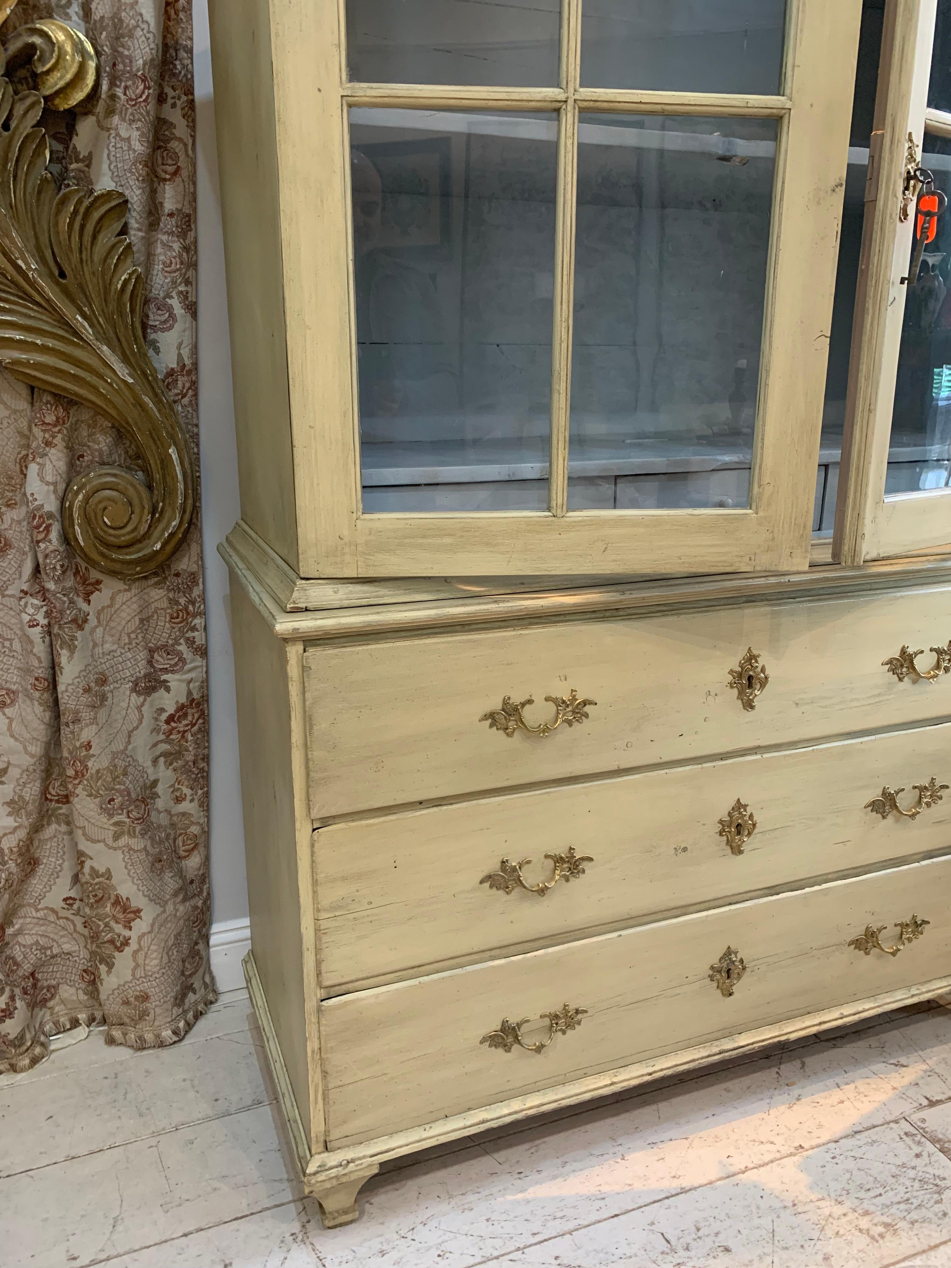 Vitrina rococó sueca pintada del siglo XVIII en venta 7