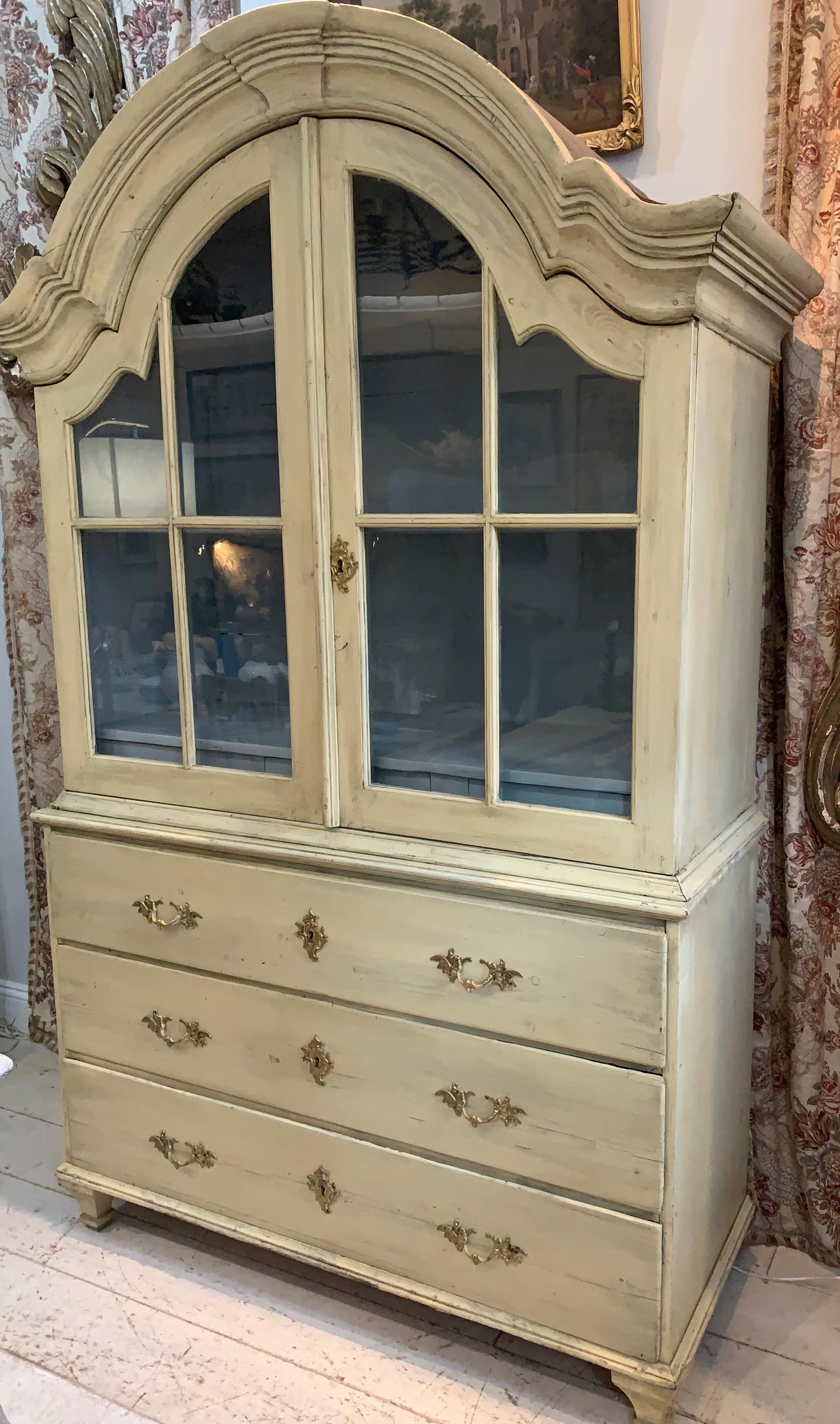 Vitrina rococó sueca pintada del siglo XVIII en venta 8