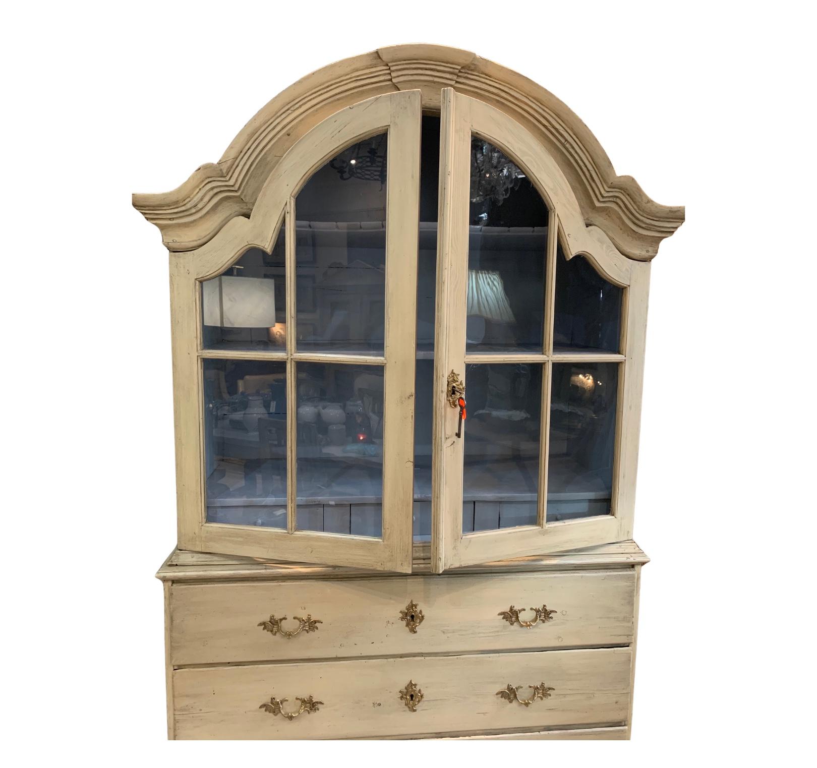 Vitrina rococó sueca pintada del siglo XVIII Pintado en venta