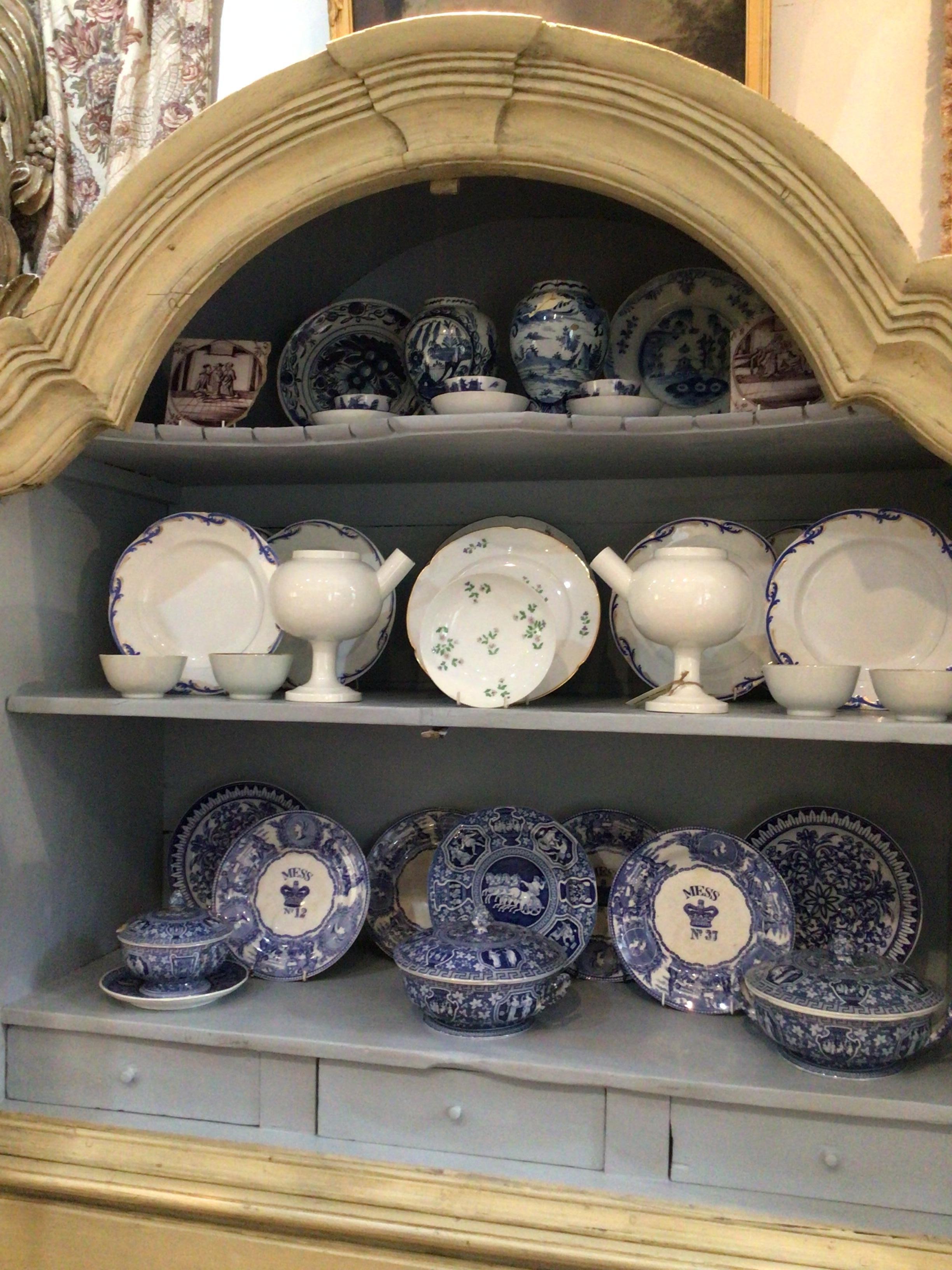 Vitrina rococó sueca pintada del siglo XVIII en Bueno estado para la venta en London, GB