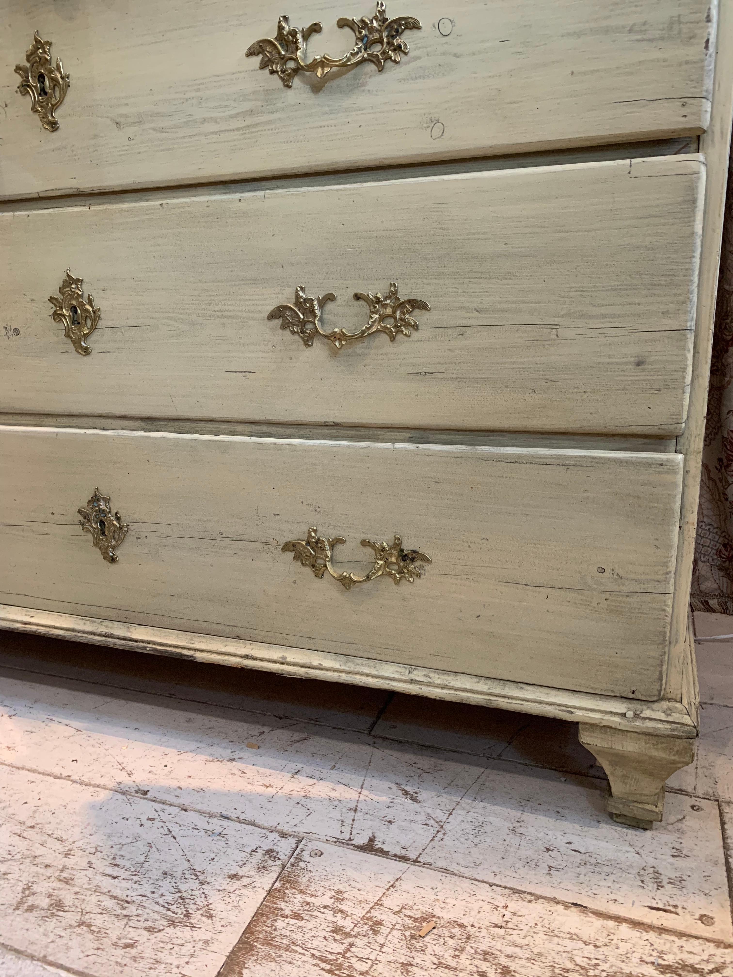 Vitrina rococó sueca pintada del siglo XVIII finales del siglo XVIII en venta