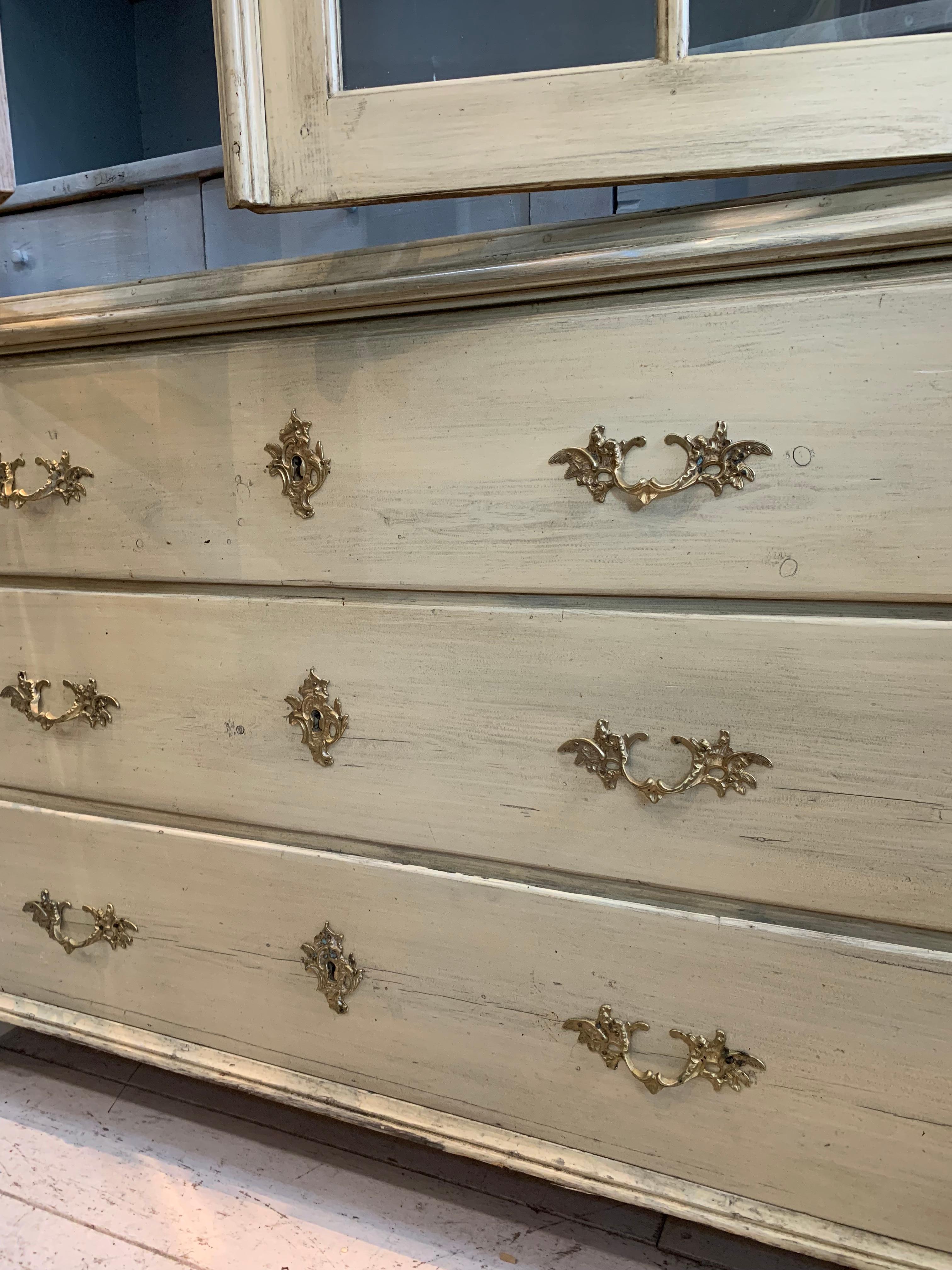 Vitrina rococó sueca pintada del siglo XVIII Roble en venta