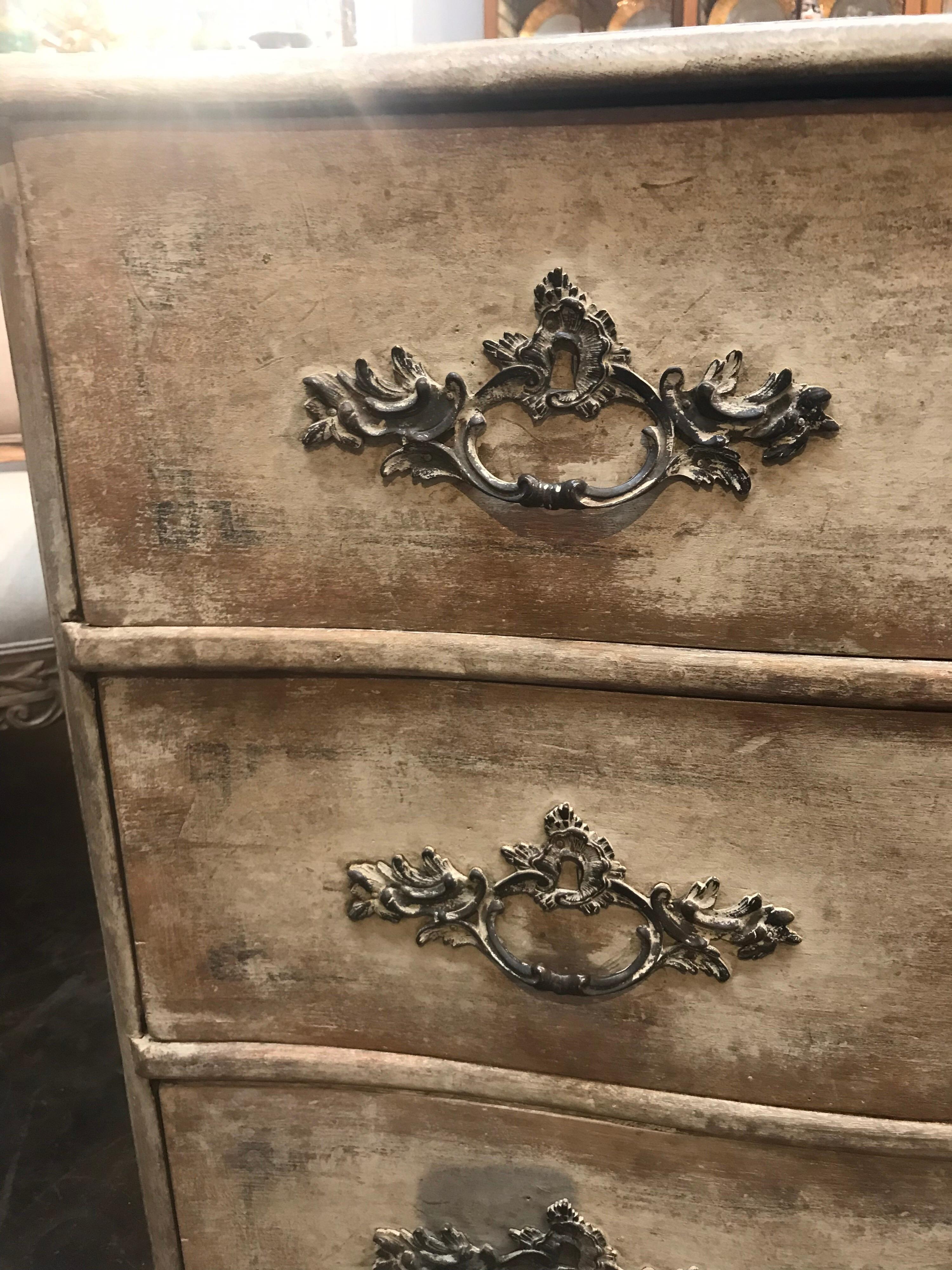18th Century Swedish Painted Shape Front Commode In Good Condition In Dallas, TX