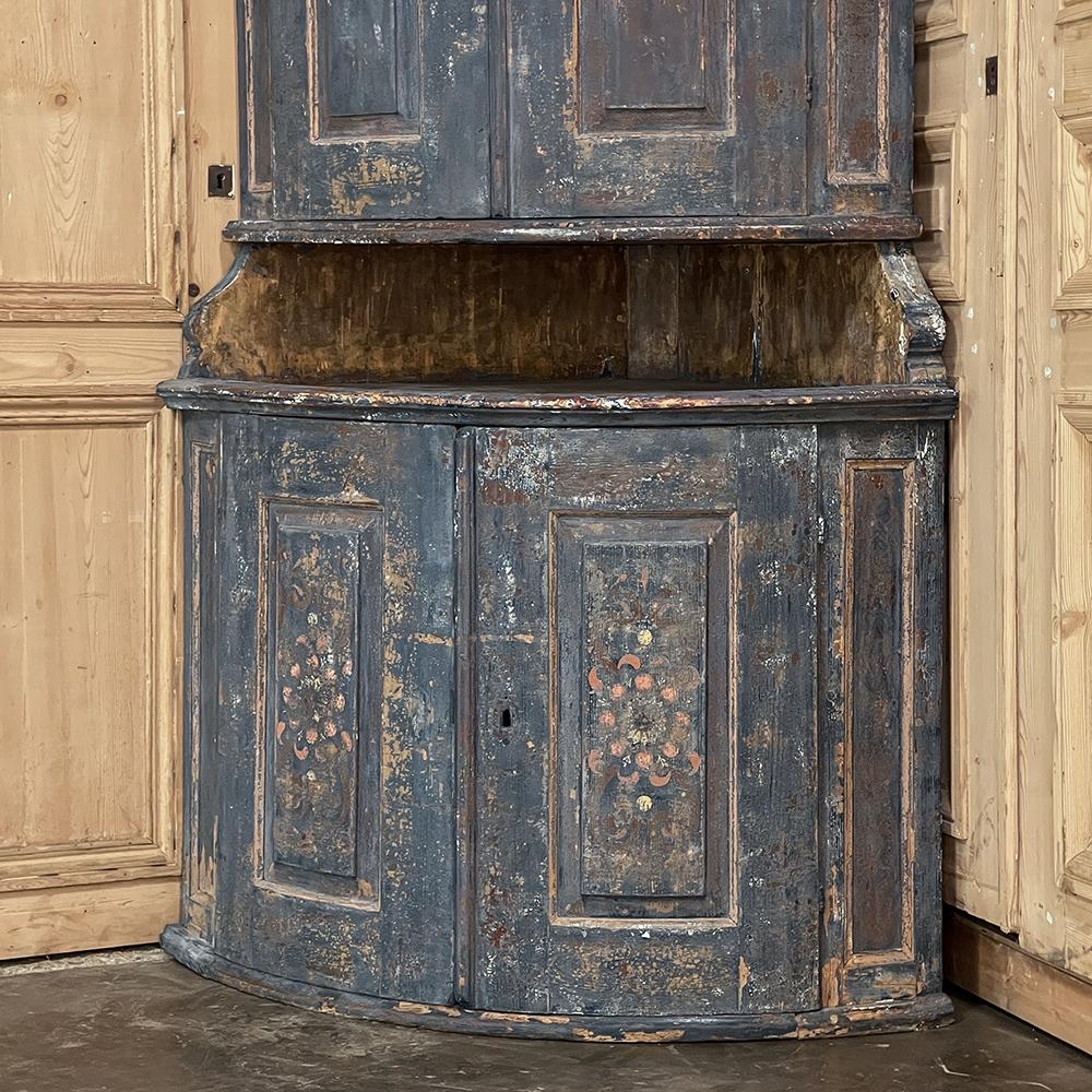 Schwedischer bemalter zweistöckiger Eckschrank aus dem 18. im Angebot 6