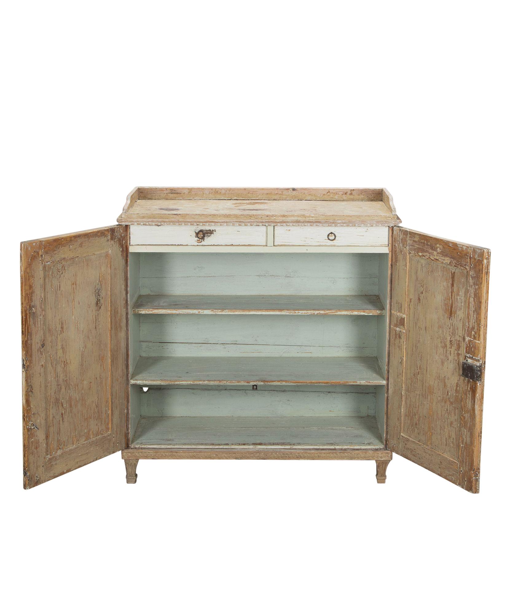 A period late 18th Century Swedish buffet.
With galleried top and doors with carved reeded decoration and further beading. Opening to useful storage, carved decorative base with turned legs. Circa 1780.
