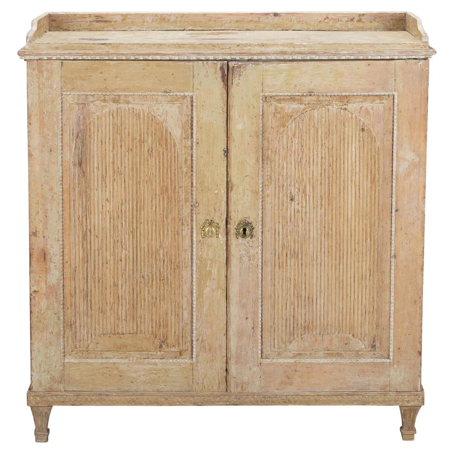 Buffet d'epoca svedese del 18° secolo, raschiato fino alla vernice originale