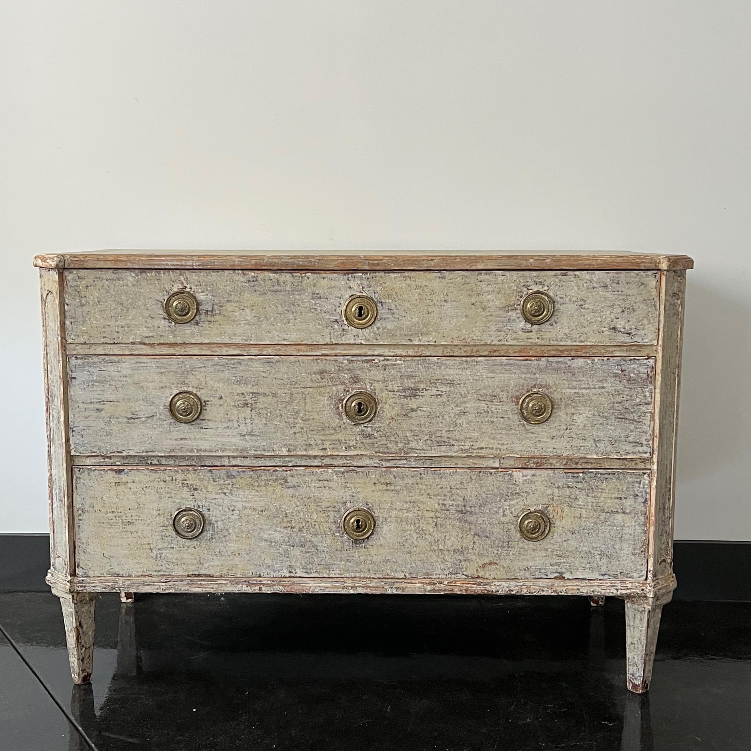A handsome Swedish Gustavian period chest of drawers with original hardware and original wonderful worn patina.
Stockholm, Sweden, 1790-1800
Here are few examples, surprising pieces and objects, authentic, decorative and rare items that you will