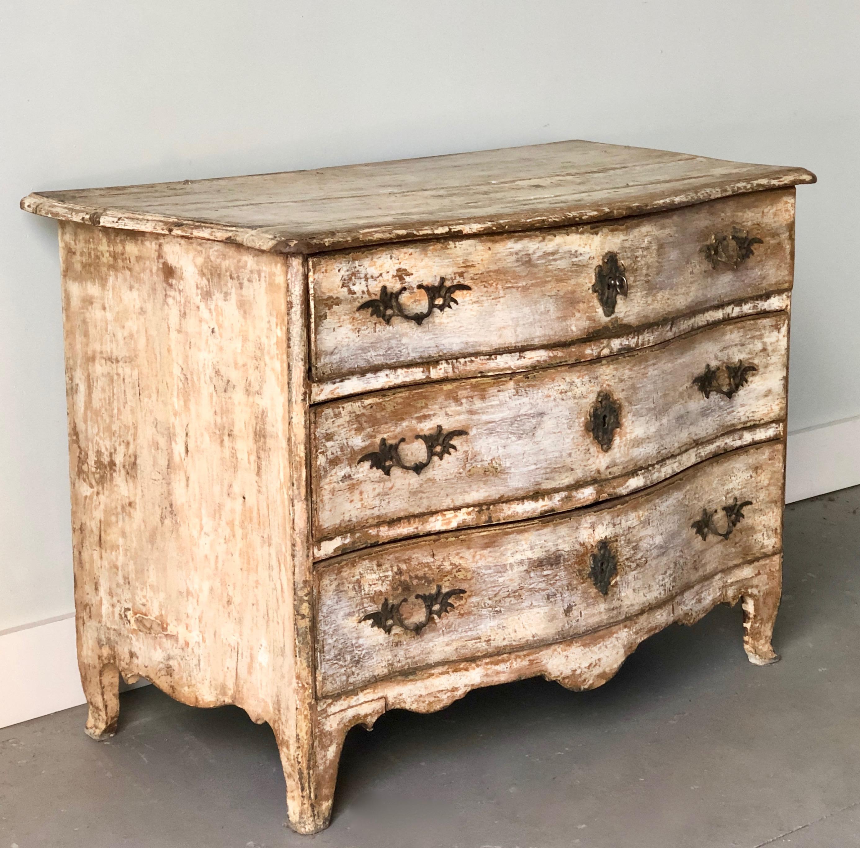 18th century Swedish period Rococo chest of drawers exceptional, 18th century Swedish Rococo period chest of drawers with wonderfully curvaceous serpentine drawers and beautifully carved details to the front and side skirts. Original hardware and