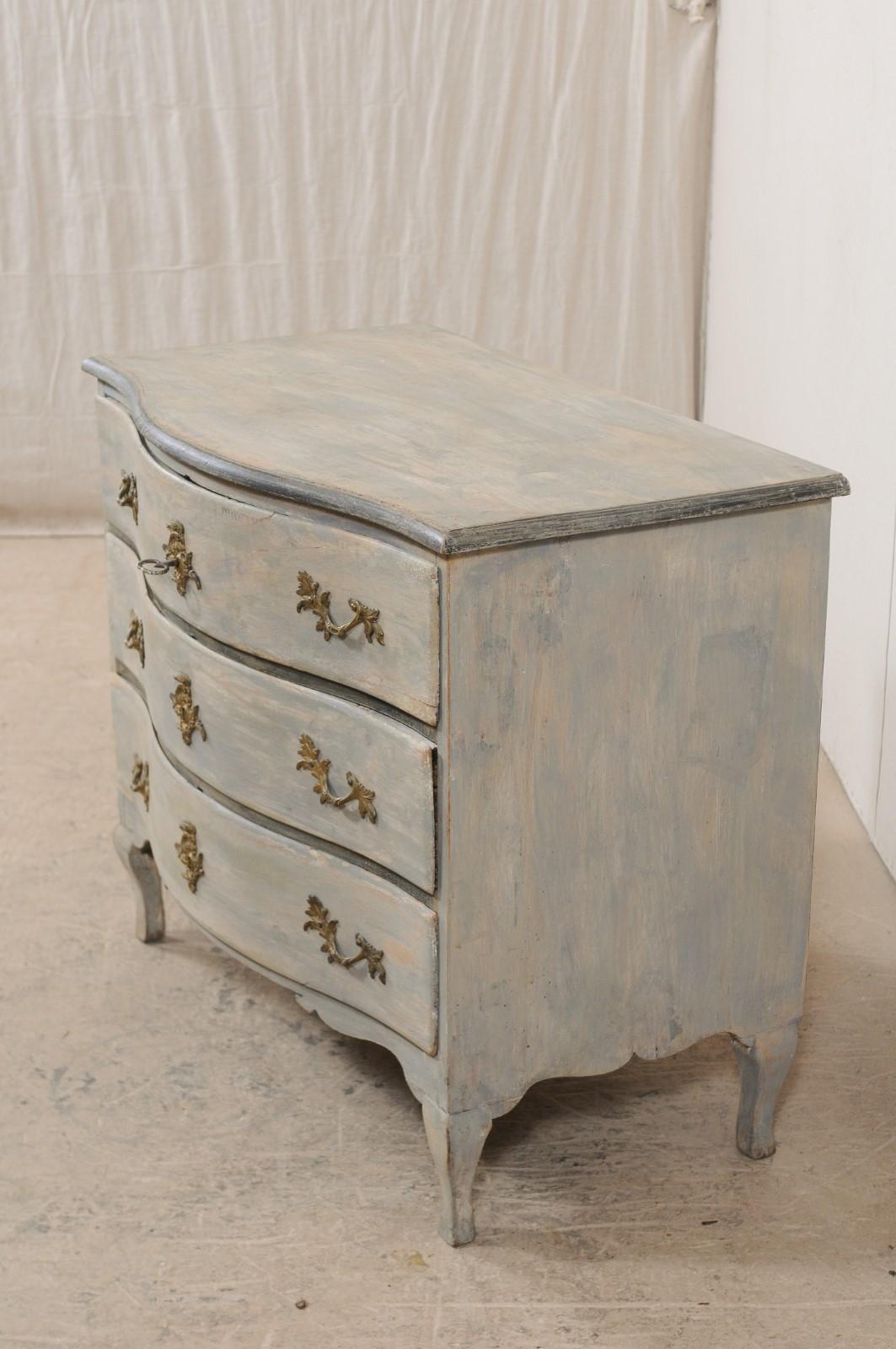 An 18th Century Swedish Period Rococo Chest of Drawers with Serpentine Body In Good Condition In Atlanta, GA