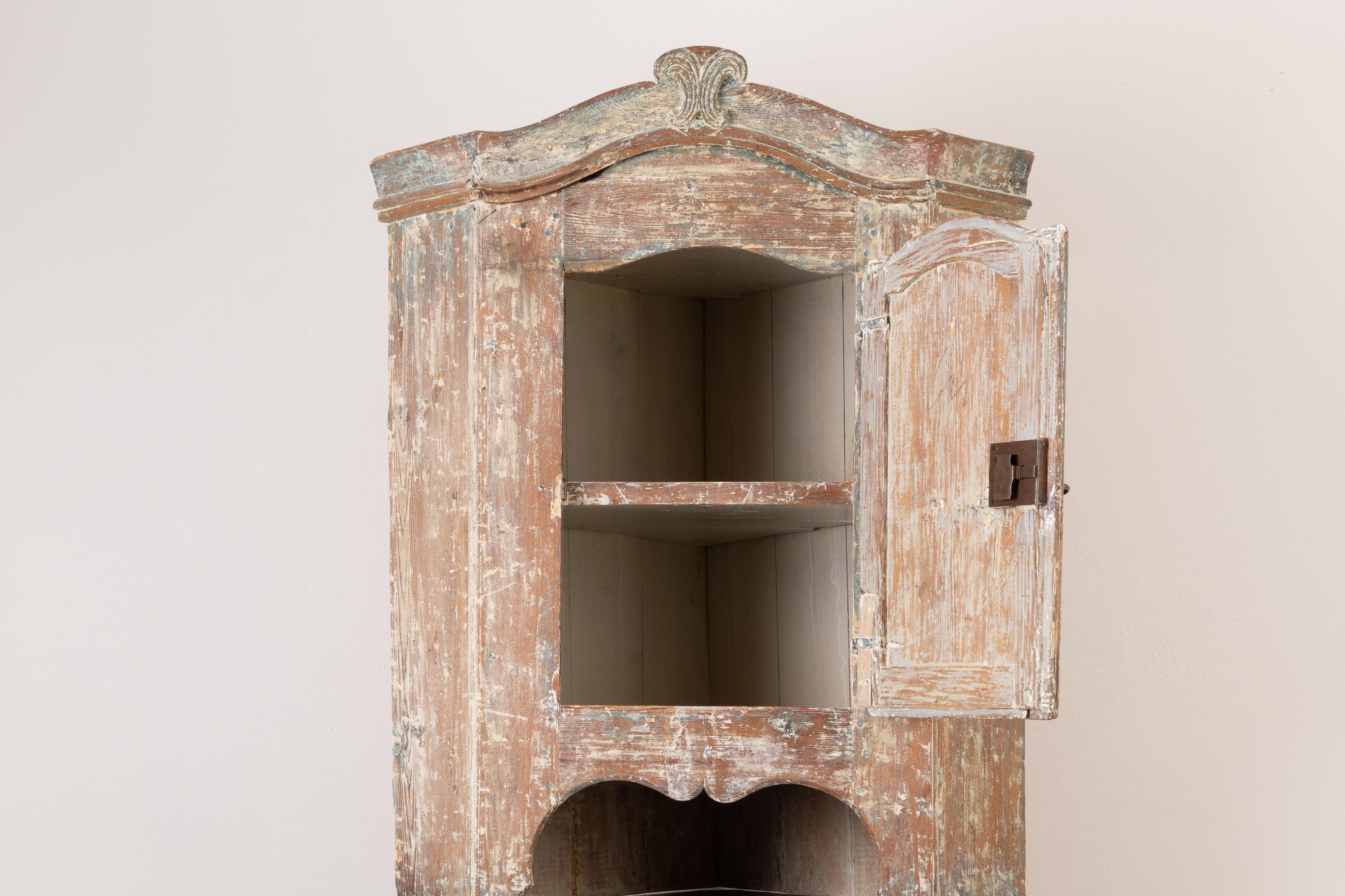 18th Century Swedish Pine Rococo Corner Cabinet In Good Condition In Kramfors, SE