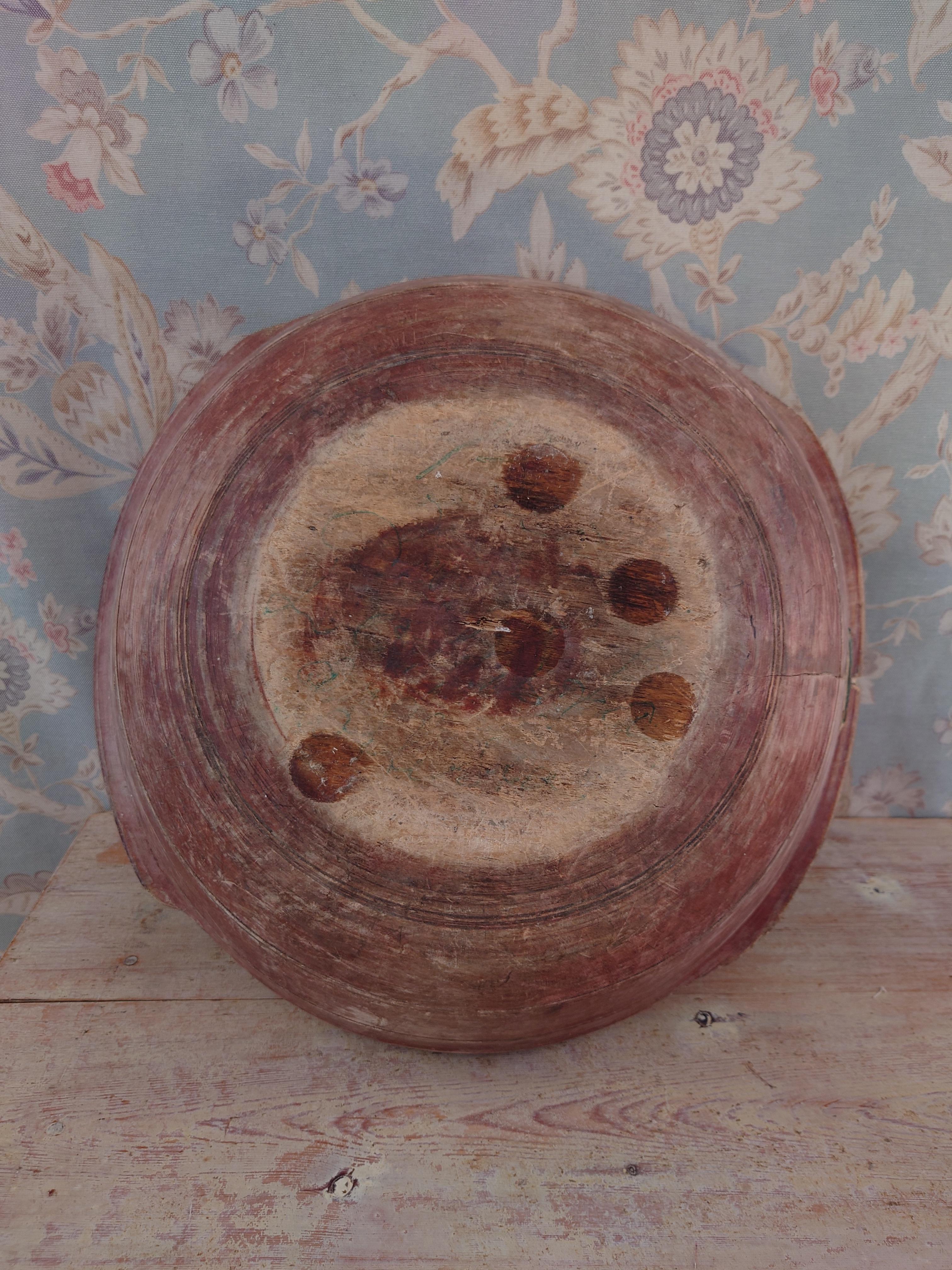 18th Century Swedish Primitive Organic Wooden Bowl with Original Paint For Sale 3