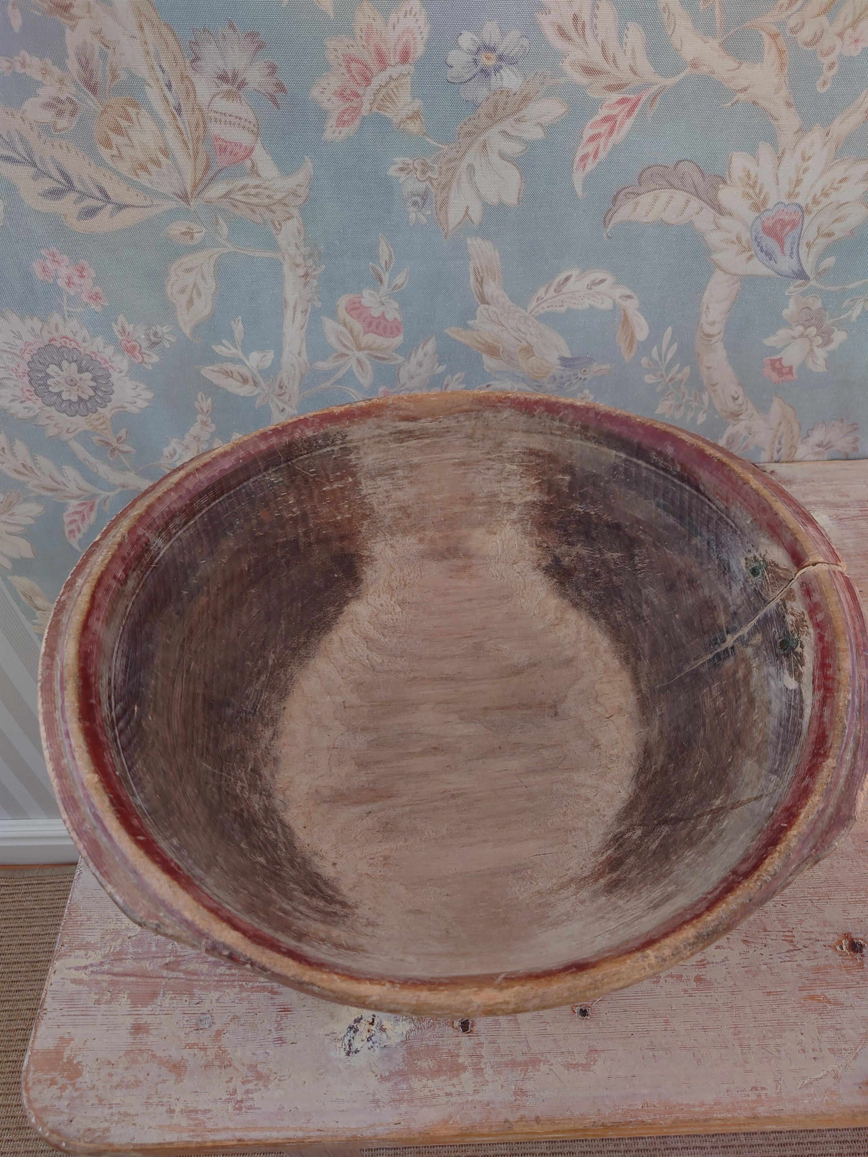 18th Century Swedish Primitive Organic Wooden Bowl with Original Paint For Sale 4