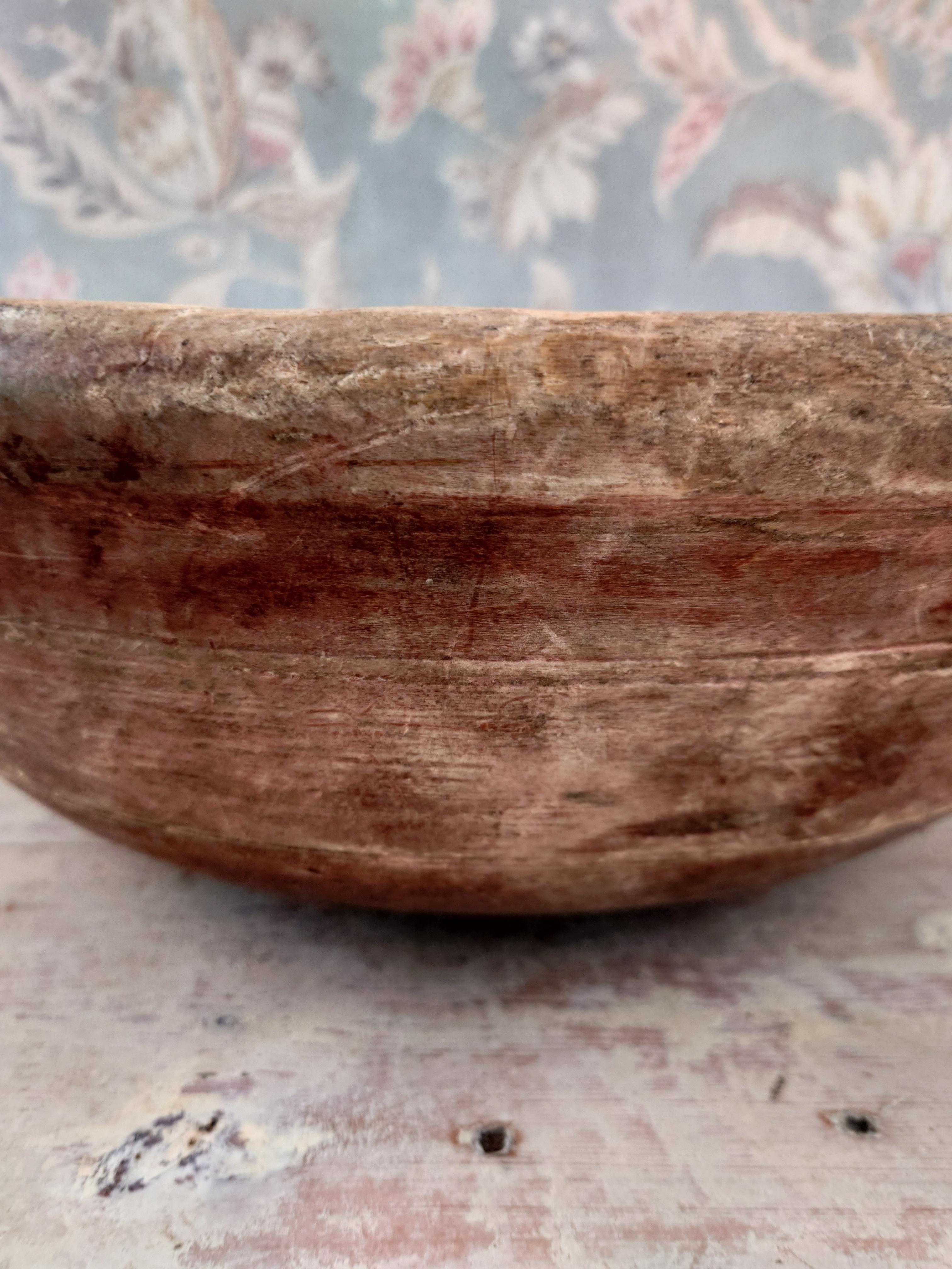 18th Century Swedish Primitive Organic Wooden Bowl with Original Paint For Sale 5