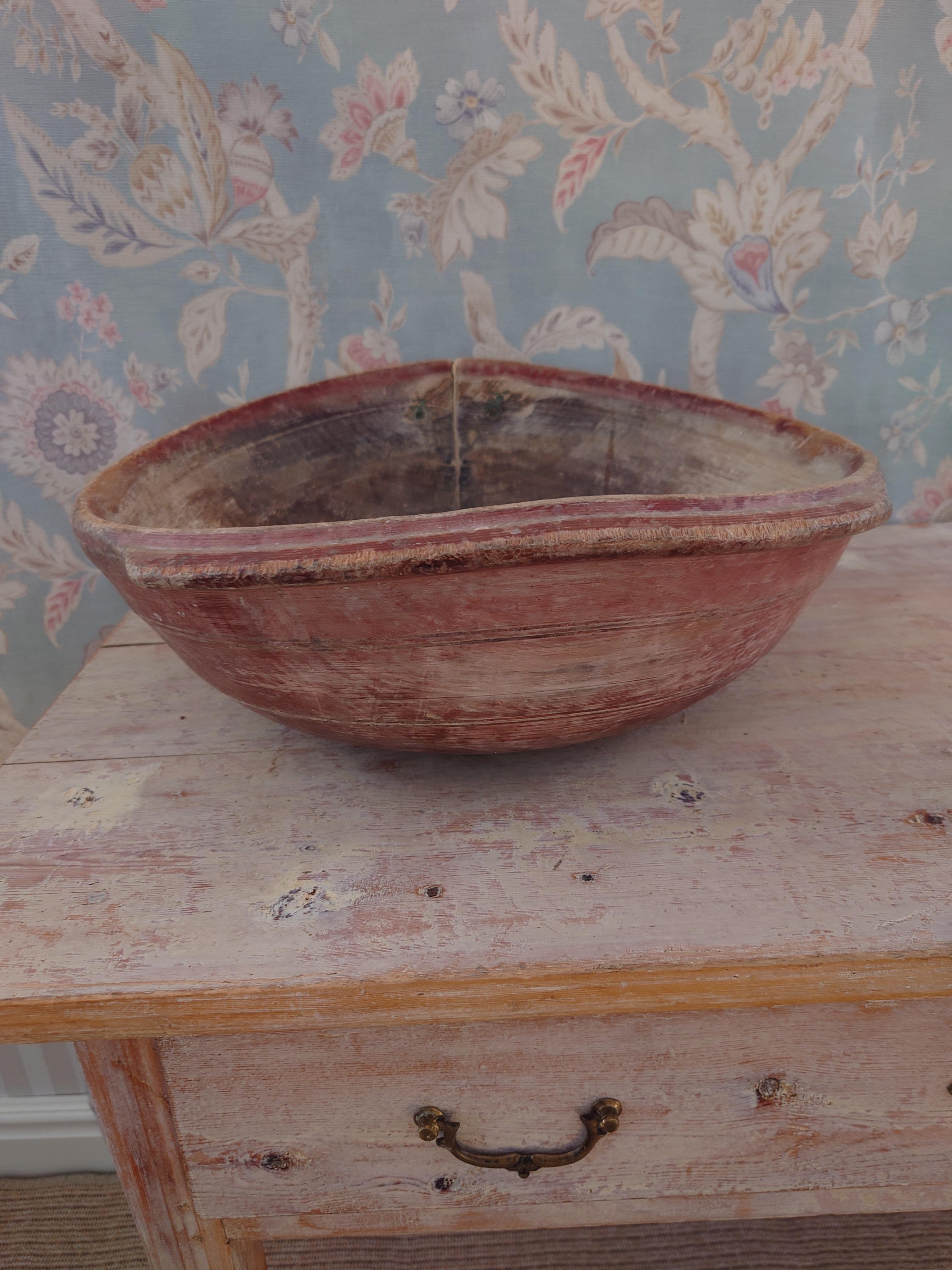 18th Century Swedish Primitive Organic Wooden Bowl with Original Paint For Sale 7