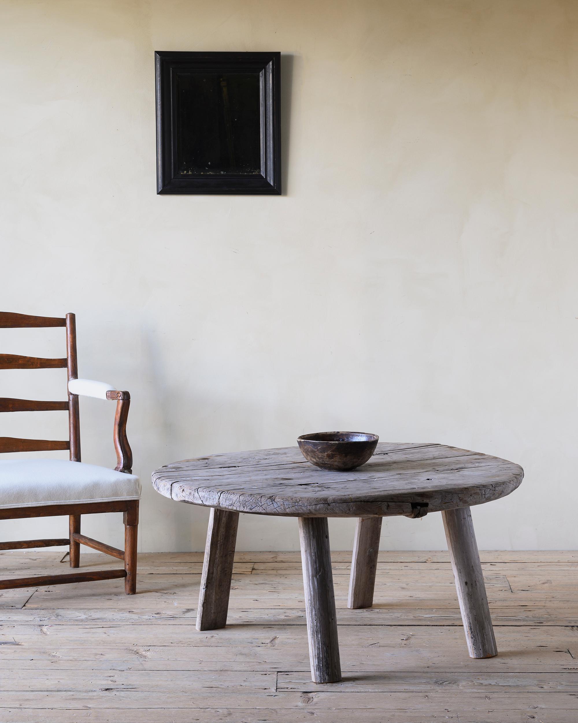 Inhabituelle table brute d'art populaire suédois / provincial du 18e siècle. Abaissé pour être utilisé comme un grand café. Il est très rare d'en trouver des ronds. Ca 1750 Suède.