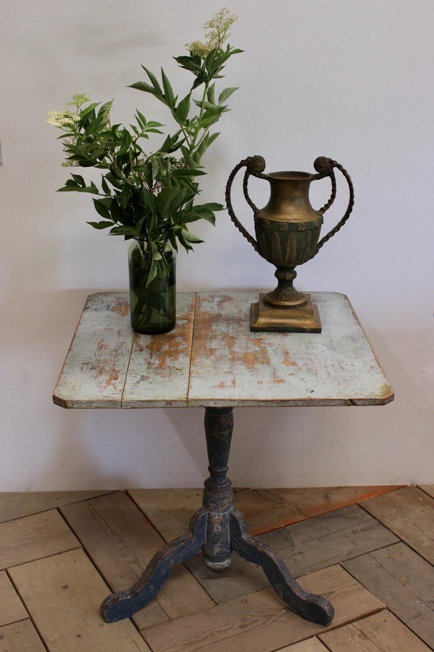 18th Century Swedish Provincial Rococo Tilt-Top Table In Good Condition For Sale In Gloucestershire, GB