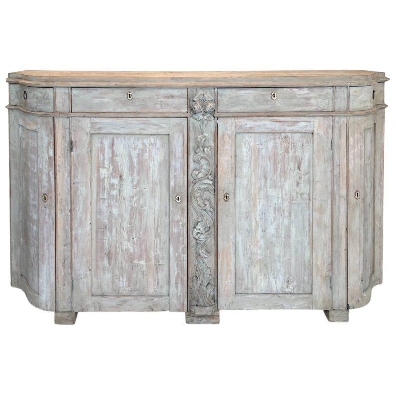 Ein anmutiges schwedisches Rokoko-Buffet aus dem 18. Jahrhundert mit geschwungenen Linien, geschnitzten Blumenmotiven und originaler Lackierung in sanften, abgenutzten Farbtönen, die den leichten, eleganten Geist der schwedischen Interpretation des