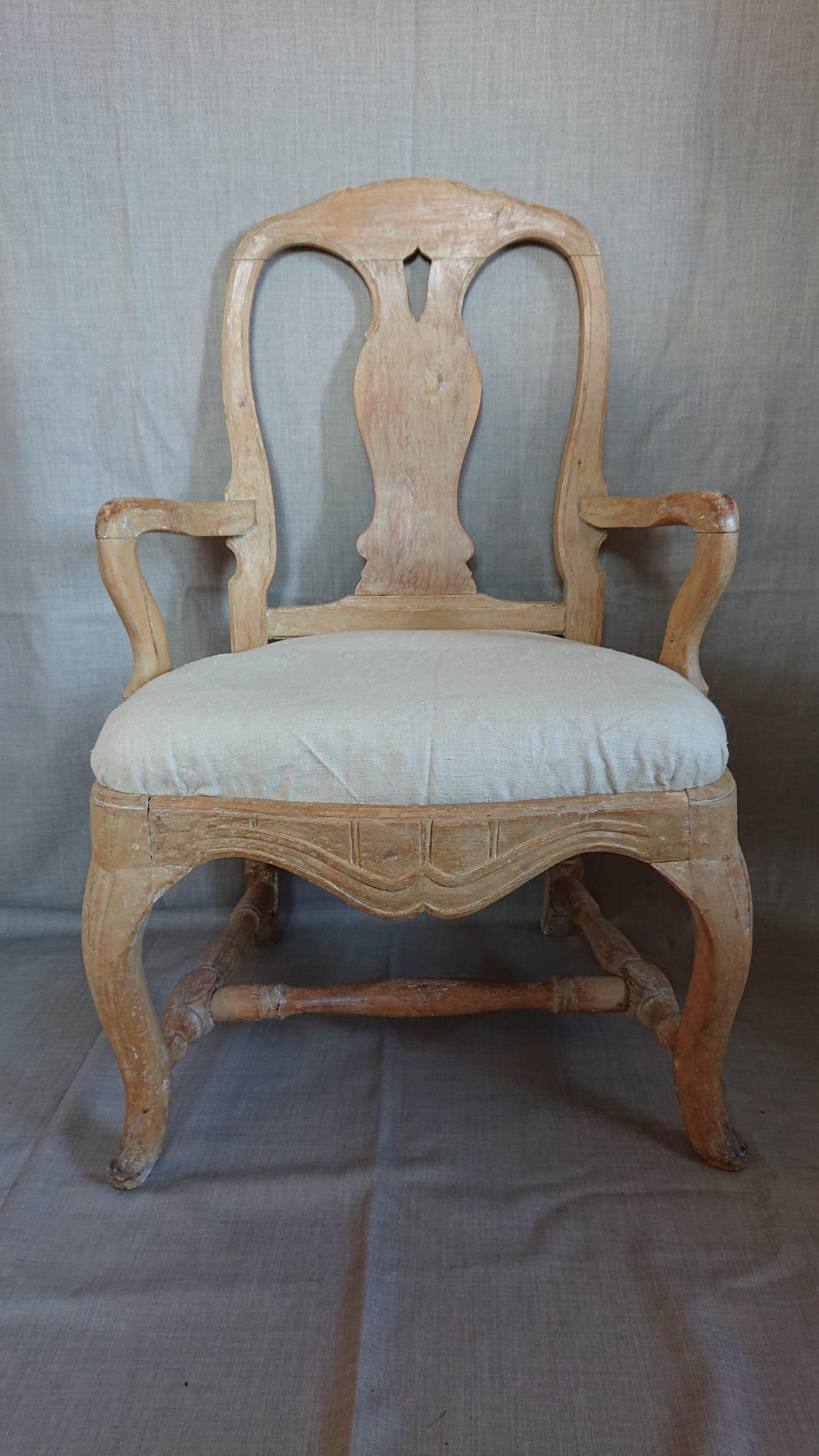 18th century Swedish Rococo arm chair from Sundsvall Medelpad, Northern Sweden.
A beautiful arm chair with nice proportions & curvy legs.
Scraped by hand to its original color.
The chair seat is upholstered in linen fabric.
Made in painted