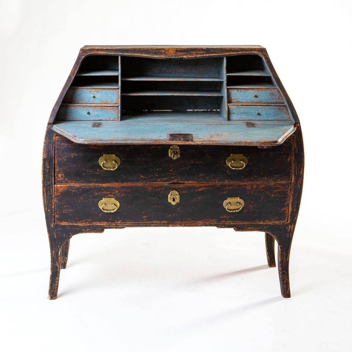 Bureau rococo suédois, peint en noir et bleu avec une patine charmante et décorative.
Exécution élégante avec des côtés et une façade en forme de serpentin. Extérieur avec une paire de tiroirs et un volet d'écriture incliné, derrière lequel se
