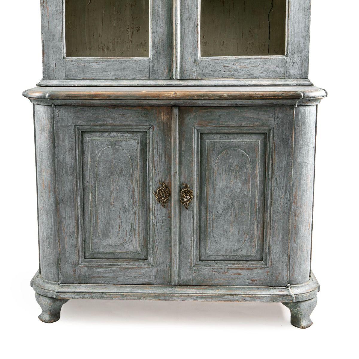 Vitrina rococó sueca del siglo XVIII pintada de azul y gris en Bueno estado para la venta en Kastrup, DK
