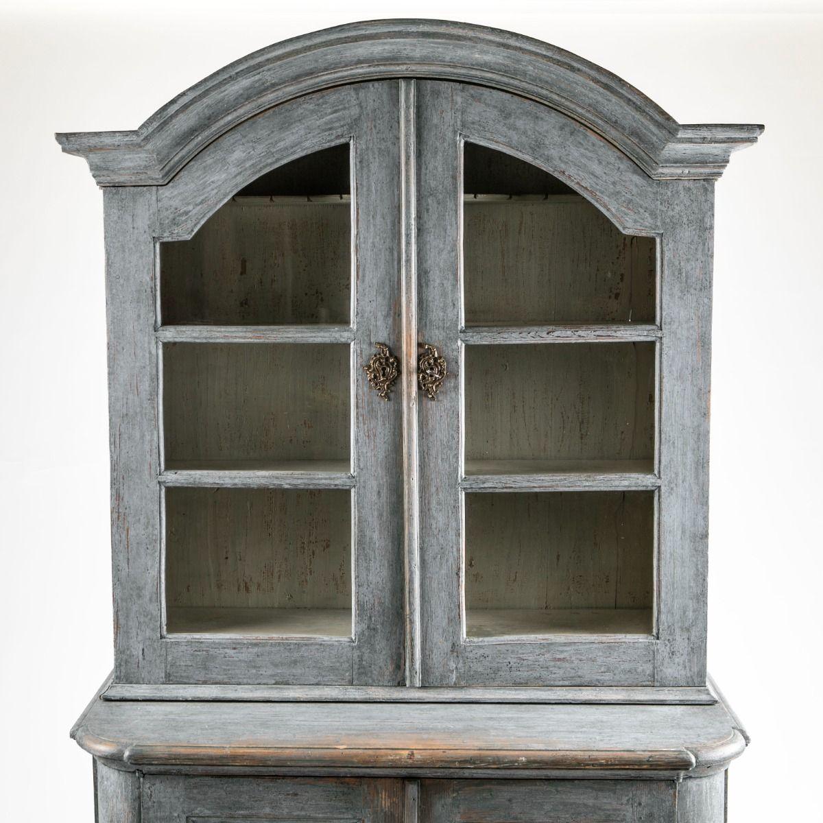 Vitrina rococó sueca del siglo XVIII pintada de azul y gris Vidrio en venta